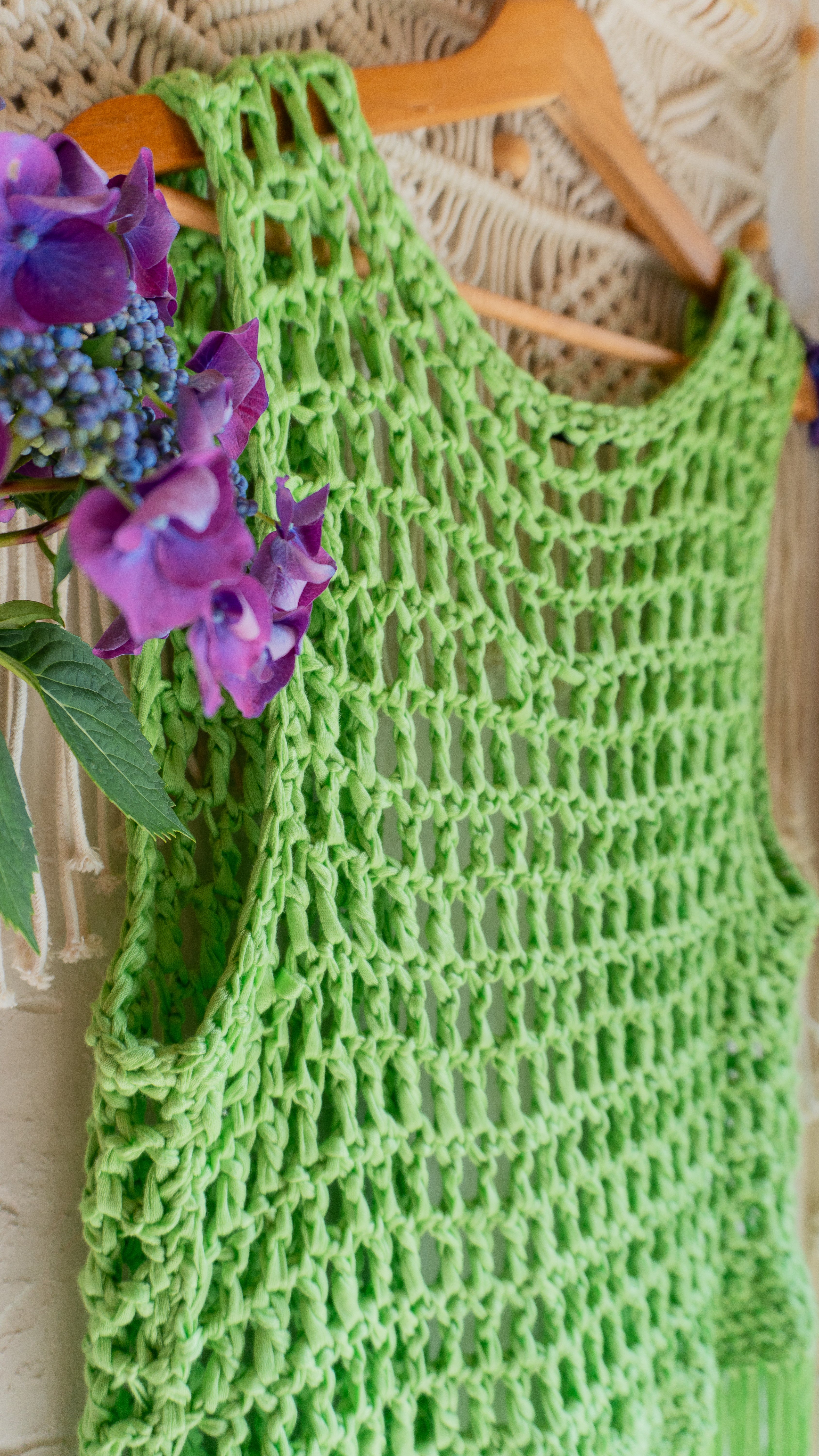 Handgefertigte grüne Fransen Häkelweste im Boho Hippie-Ibiza-Stil für Frauen. Stylisches Mode Accessoire für Festival- und Sommeroutfits.