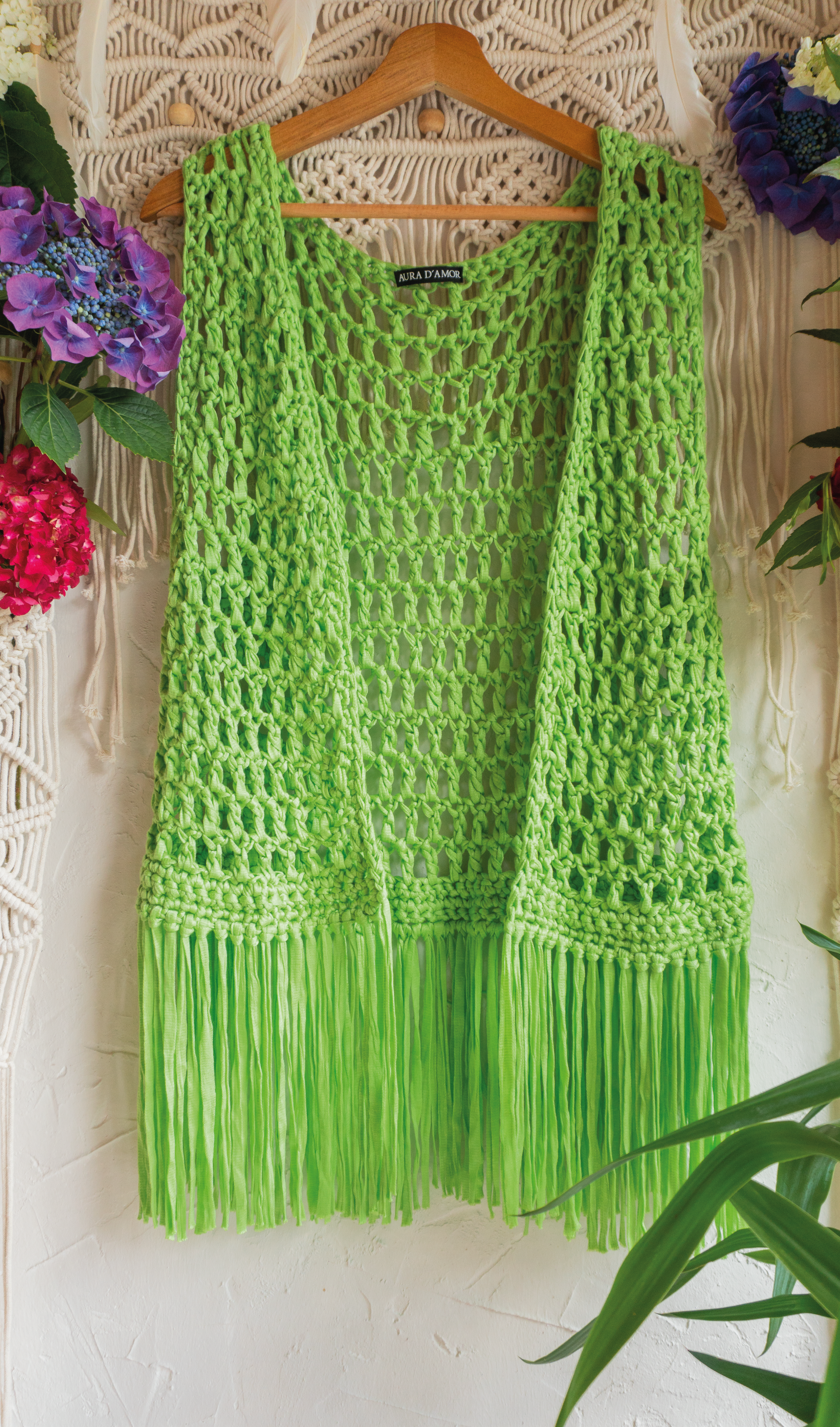 Handgefertigte grüne Fransen Häkelweste im Boho Hippie-Ibiza-Stil für Frauen. Stylisches Mode Accessoire für Festival- und Sommeroutfits.