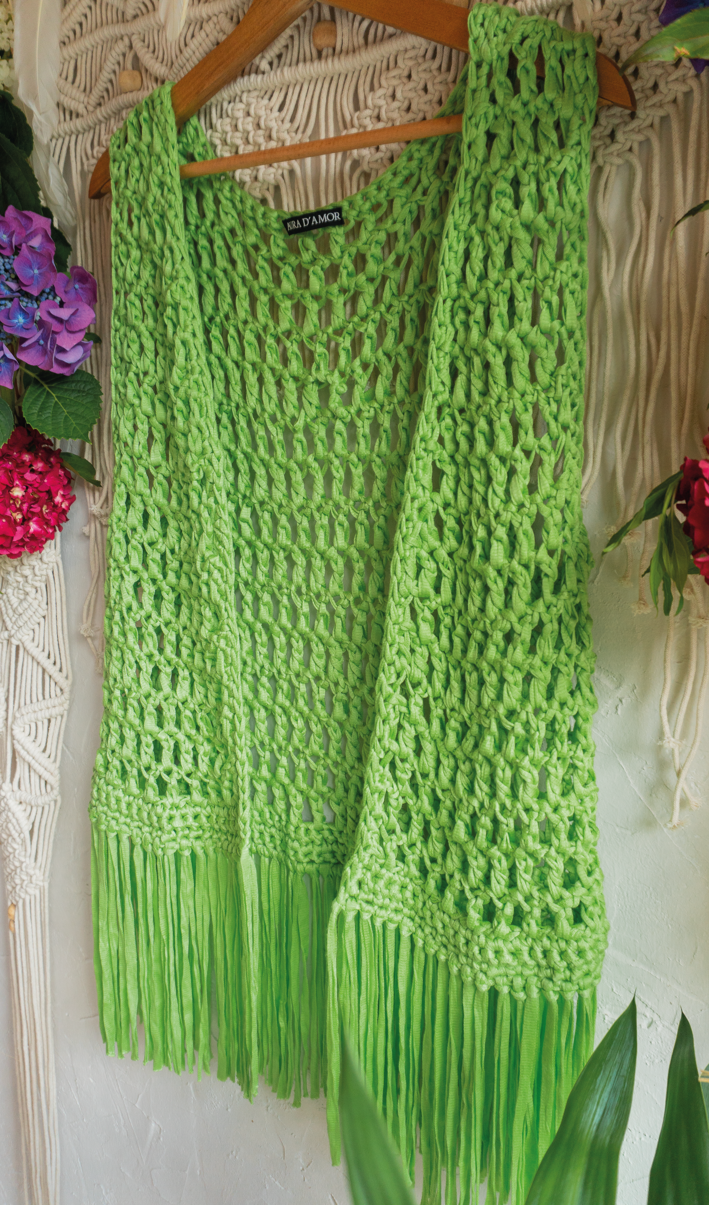 Handgefertigte grüne Fransen Häkelweste im Boho Hippie-Ibiza-Stil für Frauen. Stylisches Mode Accessoire für Festival- und Sommeroutfits.