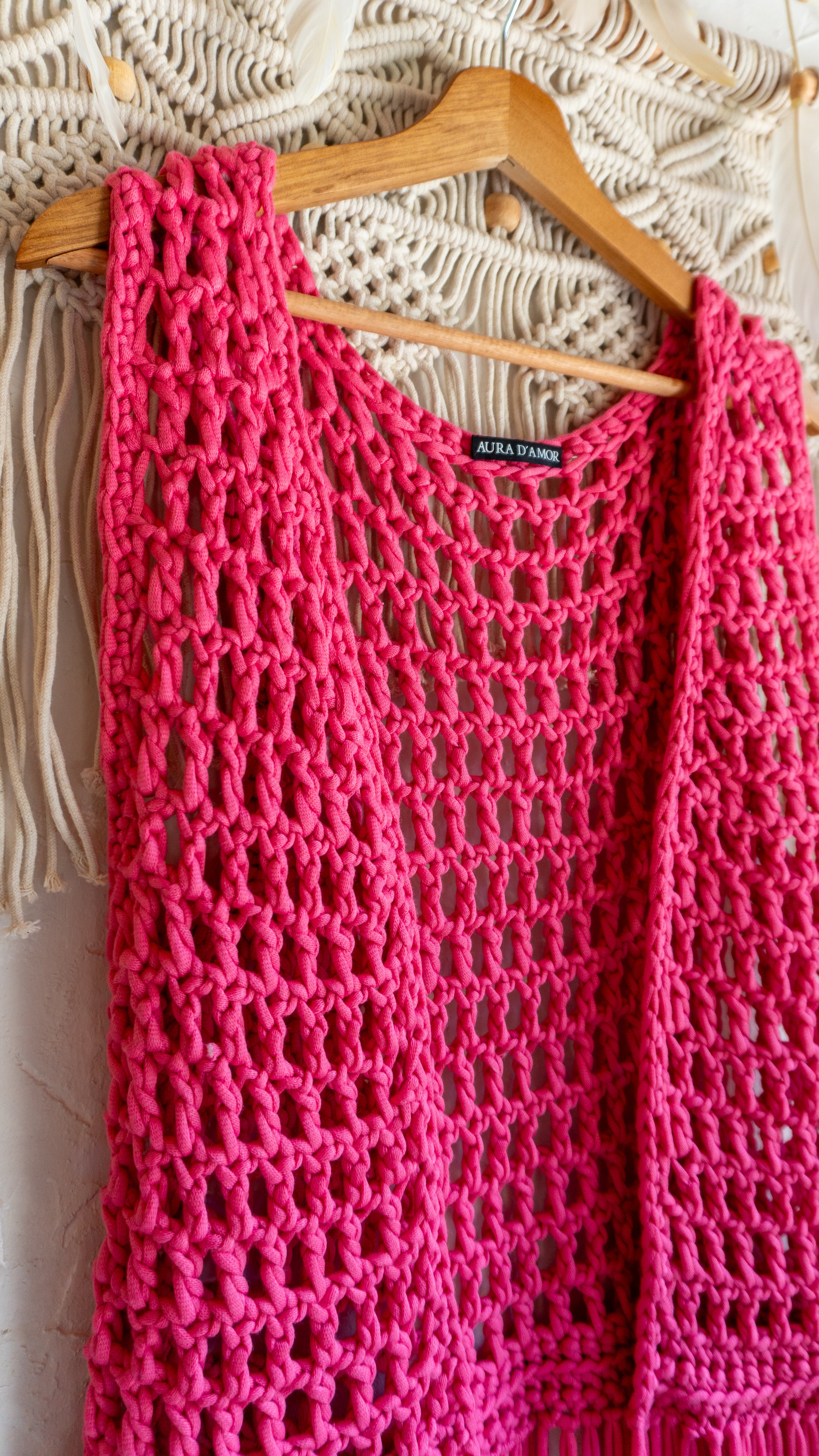 Handgefertigte knallig pinke Fransen Häkelweste im Boho Hippie-Ibiza-Stil für Frauen. Stylisches Mode Accessoire für Festival- und Sommeroutfits.