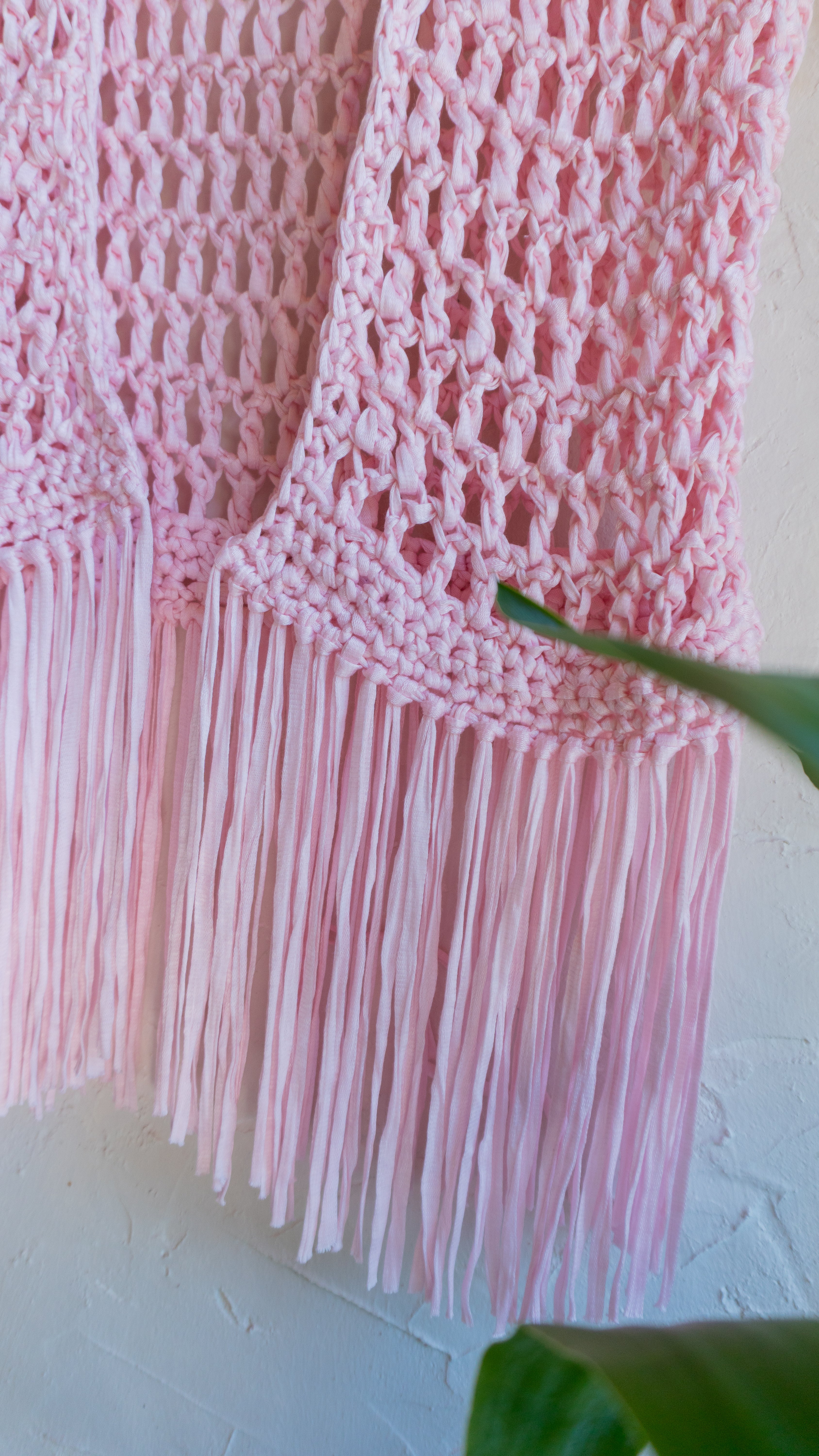 Handgefertigte hellrosa pinke Fransen Häkelweste im Boho Hippie-Ibiza-Stil für Frauen. Stylisches Mode Accessoire für Festival- und Sommeroutfits.