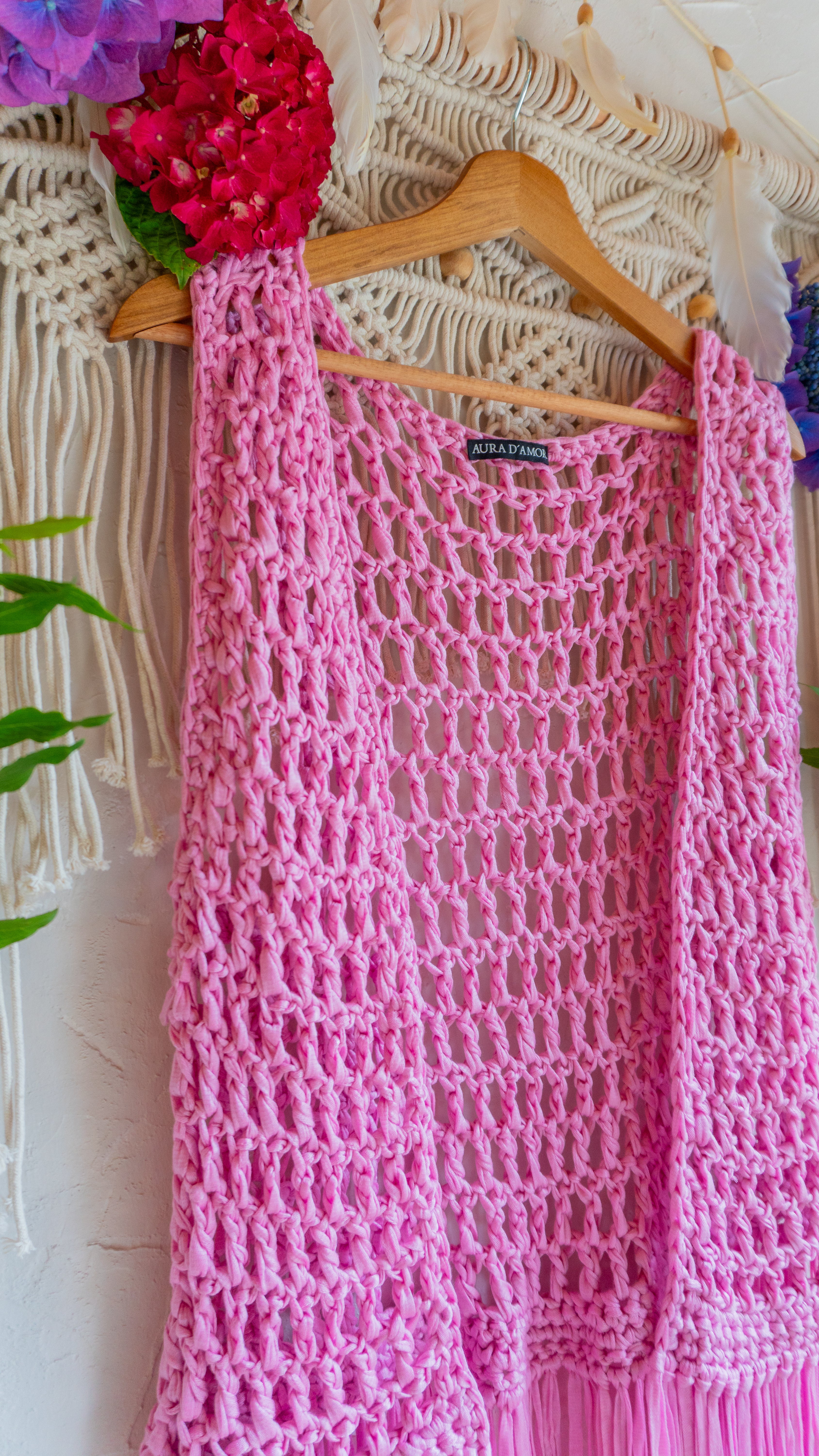 Handgefertigte rosa pinke Fransen Häkelweste im Boho Hippie-Ibiza-Stil für Frauen. Stylisches Mode Accessoire für Festival- und Sommeroutfits.