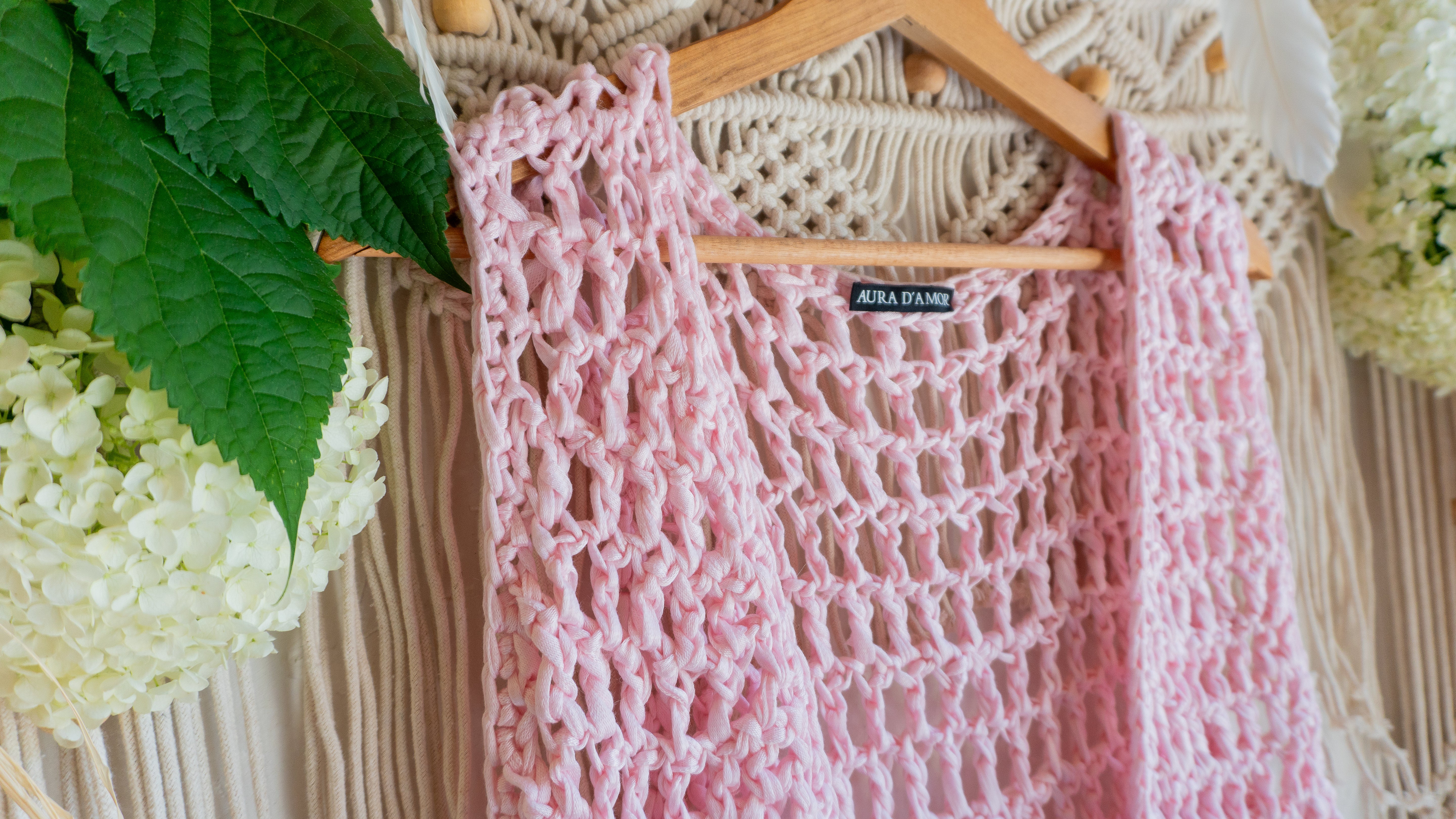 Handgefertigte hellrosa pinke Fransen Häkelweste im Boho Hippie-Ibiza-Stil für Frauen. Stylisches Mode Accessoire für Festival- und Sommeroutfits.