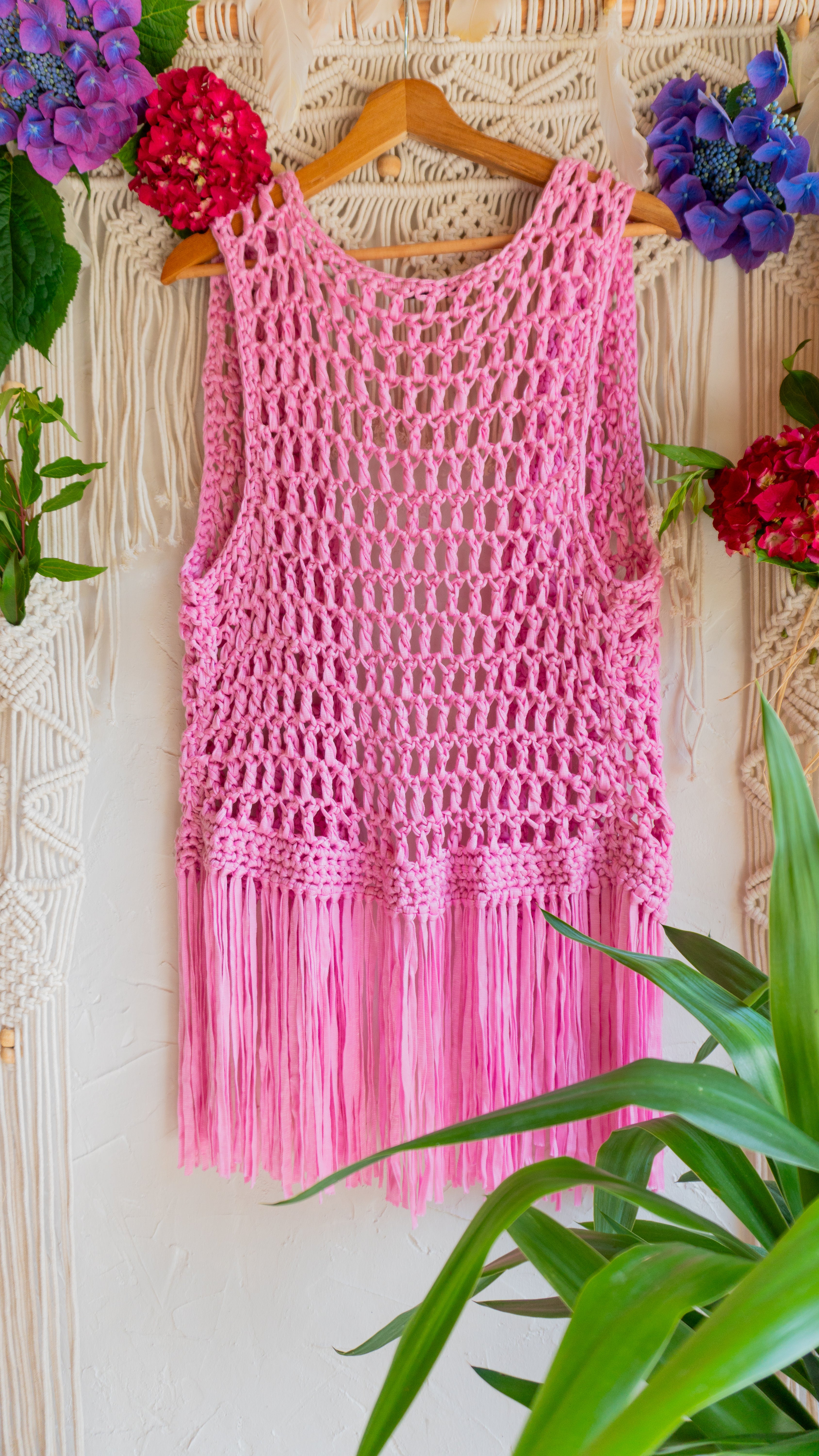 Handgefertigte rosa pinke Fransen Häkelweste im Boho Hippie-Ibiza-Stil für Frauen. Stylisches Mode Accessoire für Festival- und Sommeroutfits.