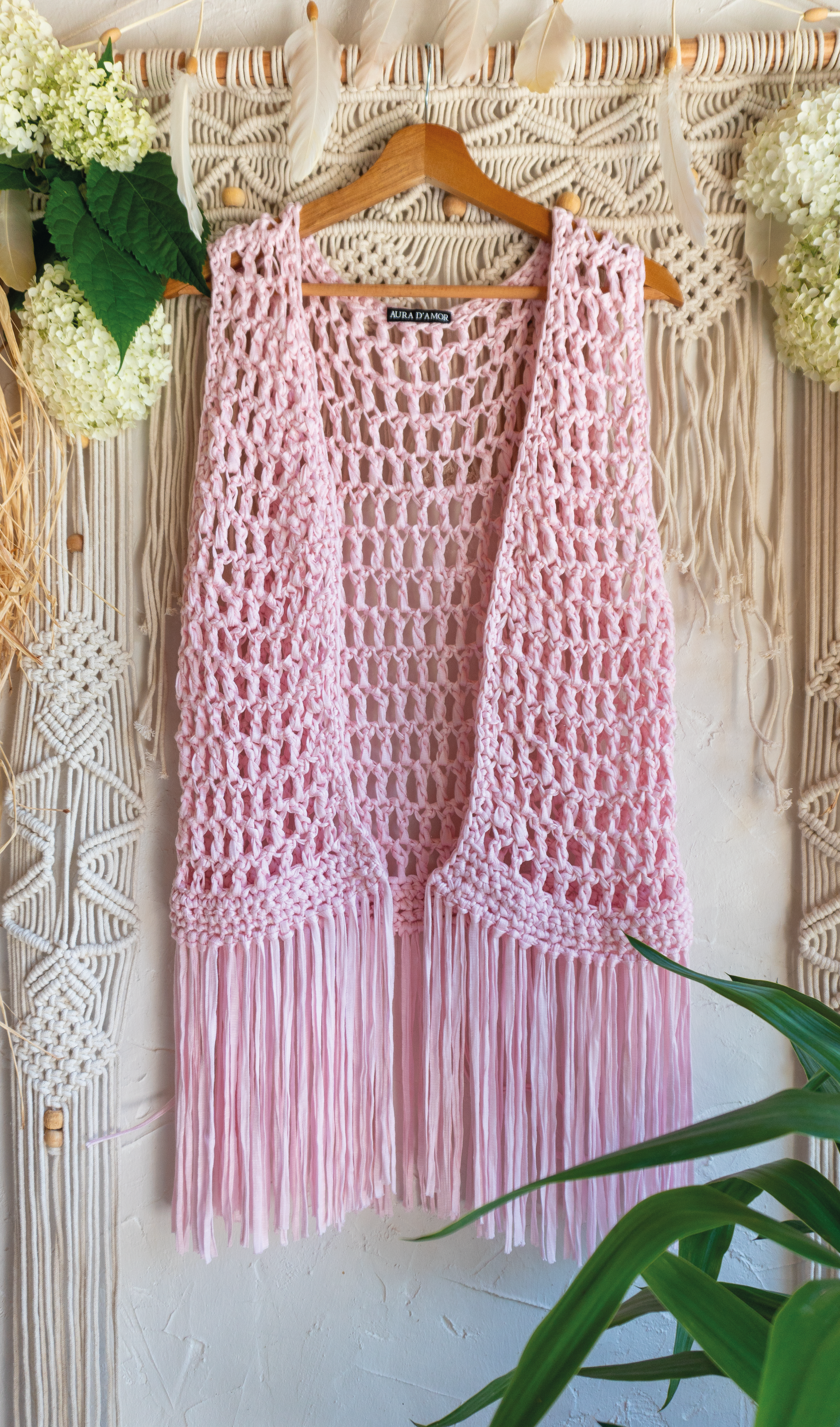 Handgefertigte hellrosa pinke Fransen Häkelweste im Boho Hippie-Ibiza-Stil für Frauen. Stylisches Mode Accessoire für Festival- und Sommeroutfits.