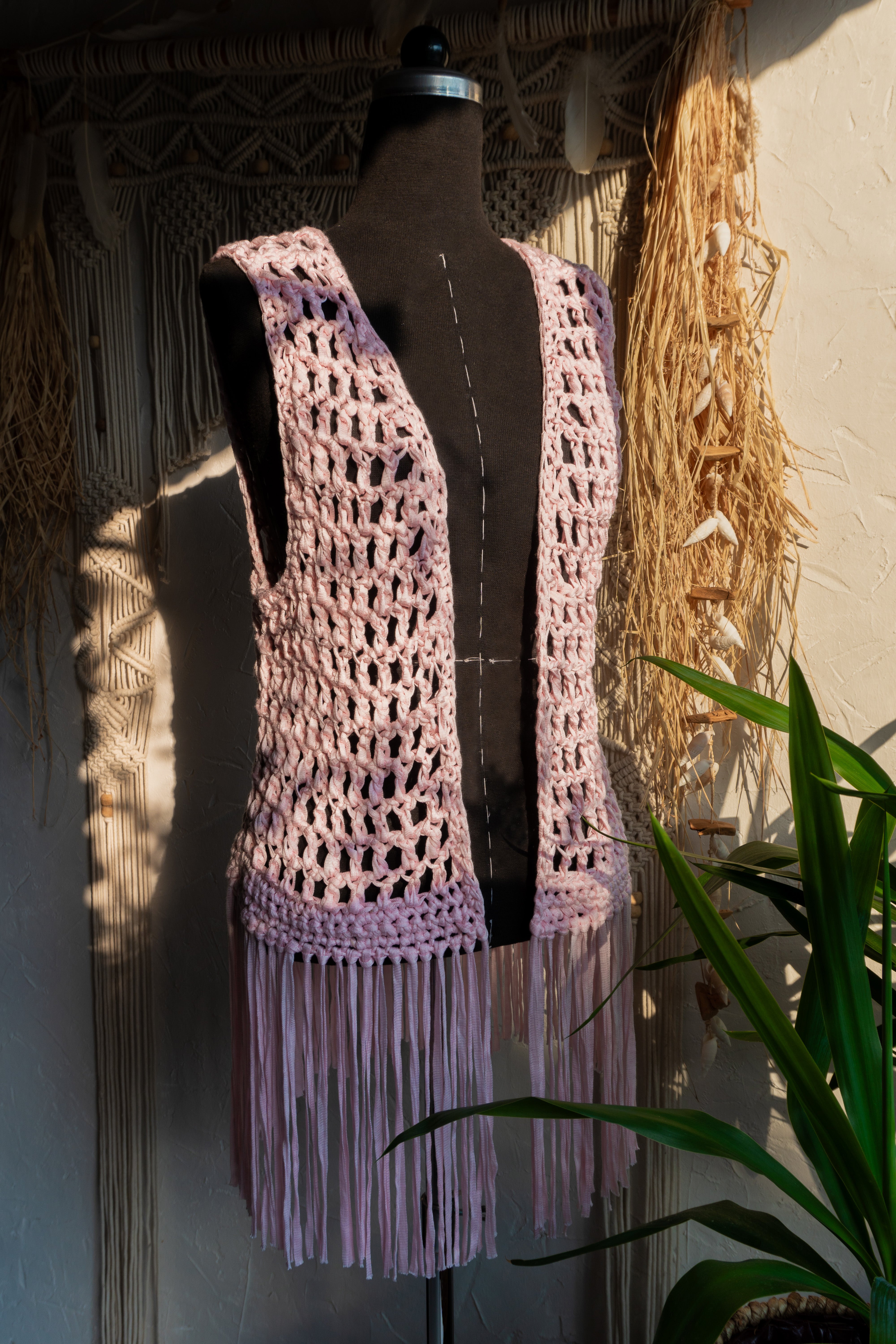 Handgefertigte hellrosa pinke Fransen Häkelweste im Boho Hippie-Ibiza-Stil für Frauen. Stylisches Mode Accessoire für Festival- und Sommeroutfits.