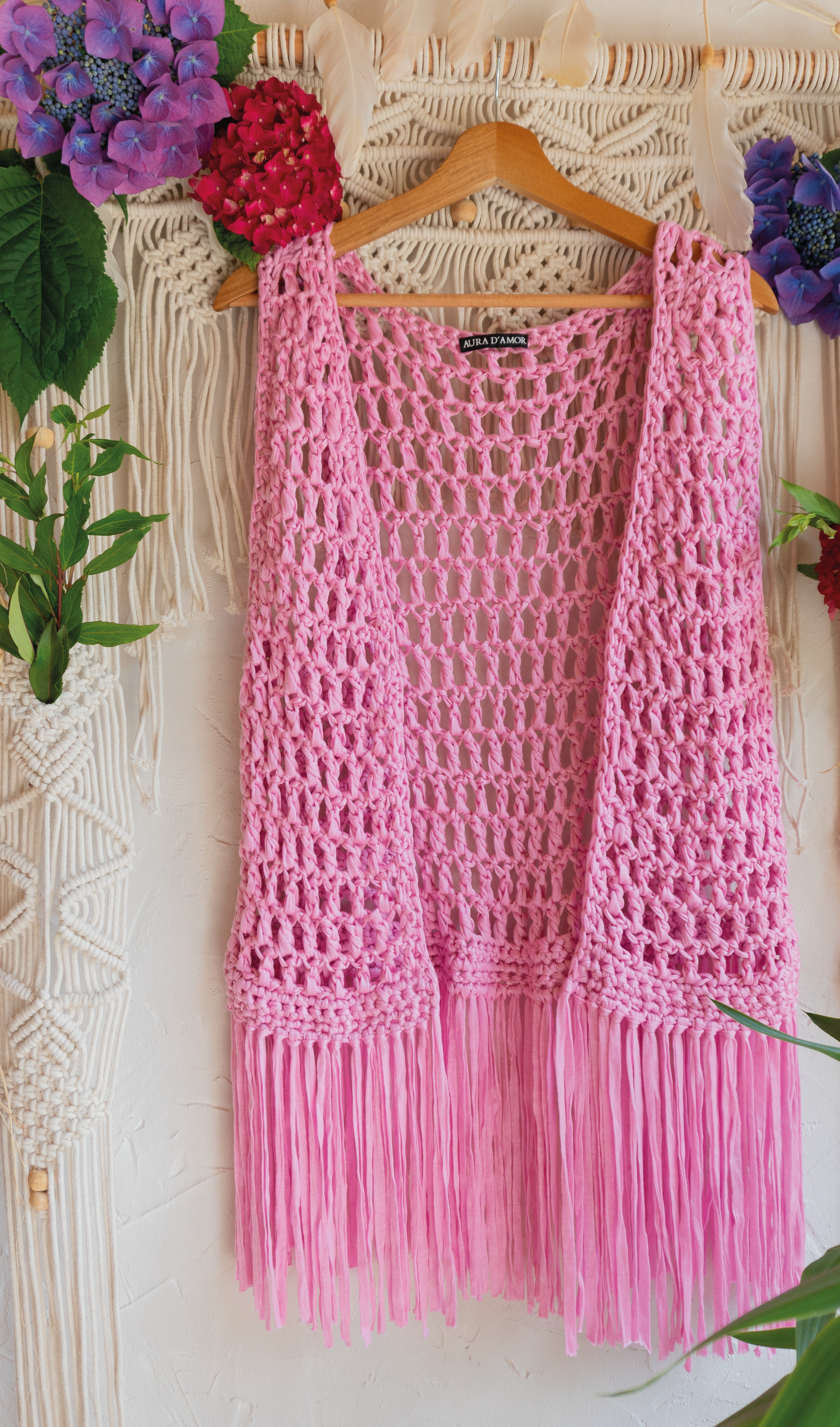 Handgefertigte rosa pinke Fransen Häkelweste im Boho Hippie-Ibiza-Stil für Frauen. Stylisches Mode Accessoire für Festival- und Sommeroutfits.
