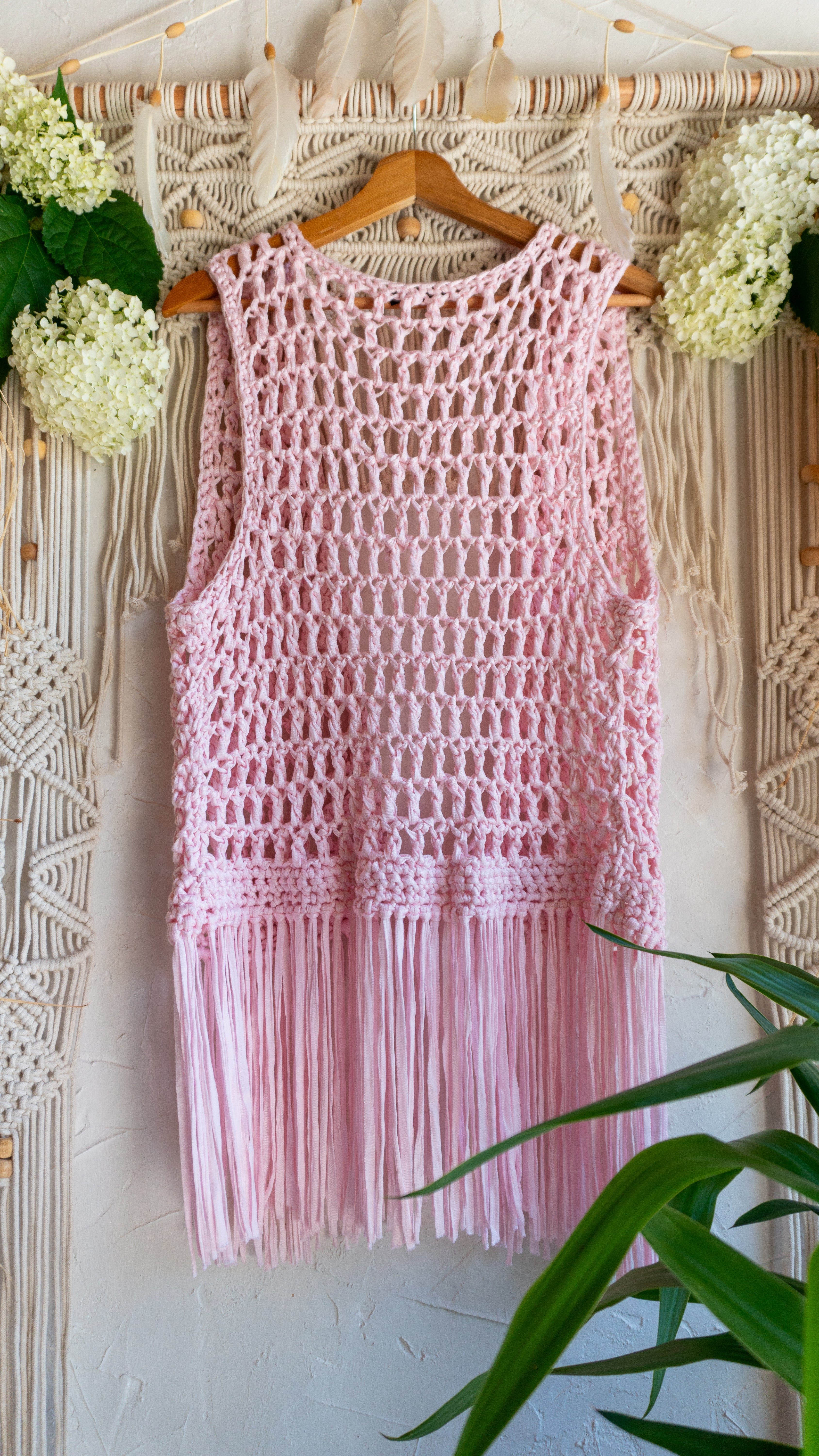 Handgefertigte hellrosa pinke Fransen Häkelweste im Boho Hippie-Ibiza-Stil für Frauen. Stylisches Mode Accessoire für Festival- und Sommeroutfits.
