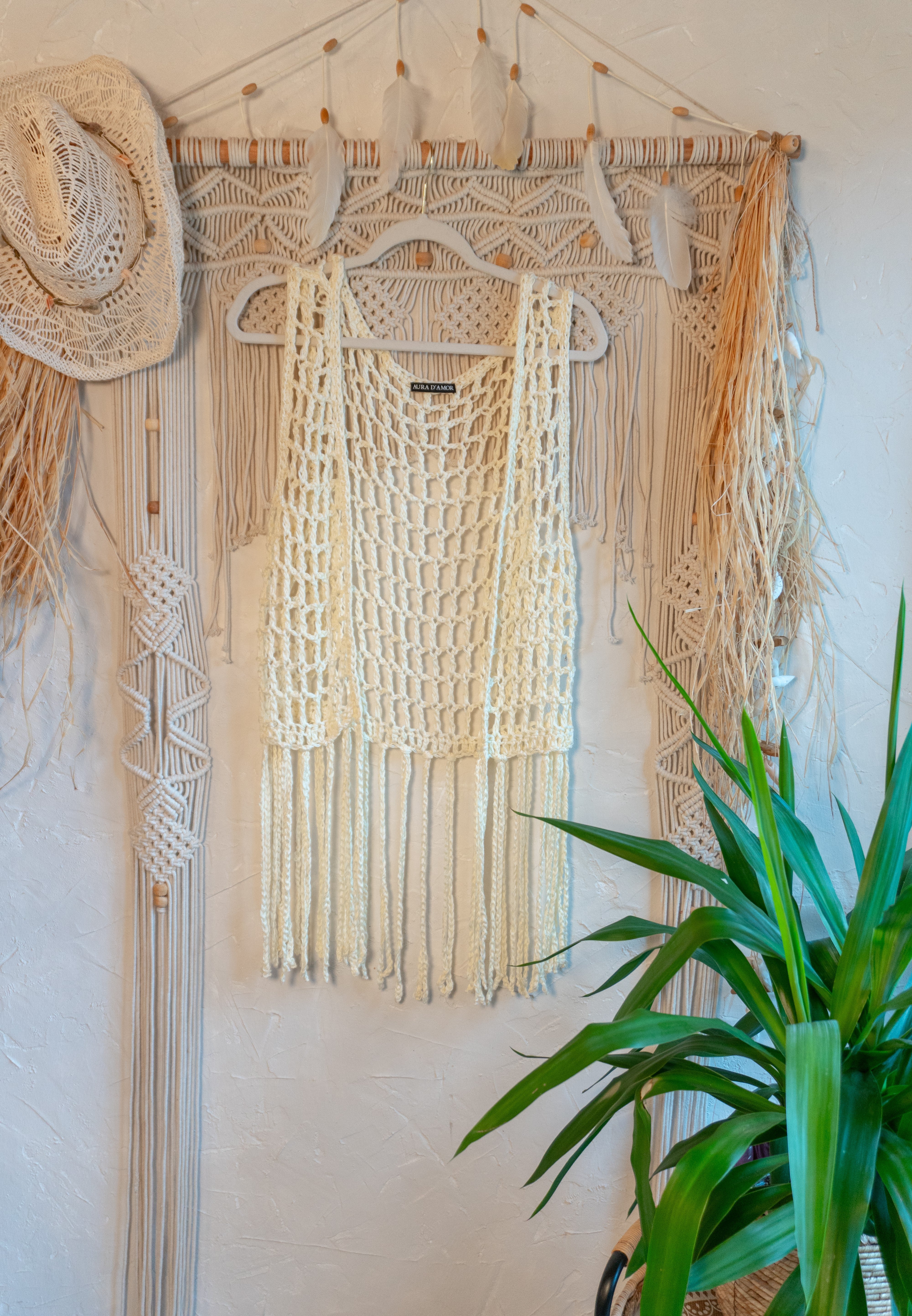 Diese Häkelweste in edlem Vanille-Beige wurde mit viel Liebe von Hand gefertigt und ist aus weichem merzerisiertem Baumwoll-Garn hergestellt. Sie ist das ideale Accessoire für einen Boho-Look und verleiht jedem Outfit mit ihren Fransen und dem einzigartigen Design eine ganz besondere Note.