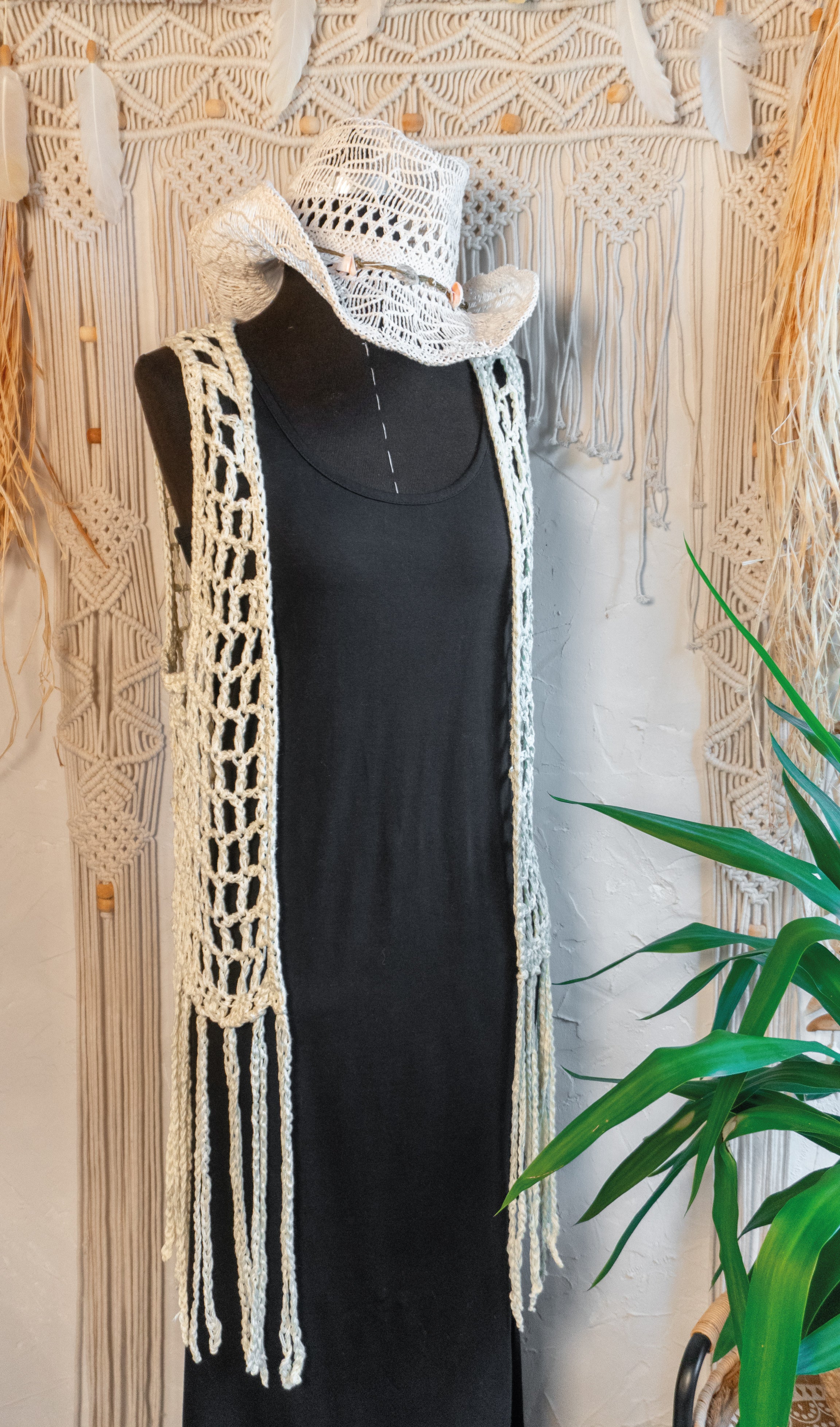 Diese Häkelweste in edlem Vanille-Beige wurde mit viel Liebe von Hand gefertigt und ist aus weichem merzerisiertem Baumwoll-Garn hergestellt. Sie ist das ideale Accessoire für einen Boho-Look und verleiht jedem Outfit mit ihren Fransen und dem einzigartigen Design eine ganz besondere Note.