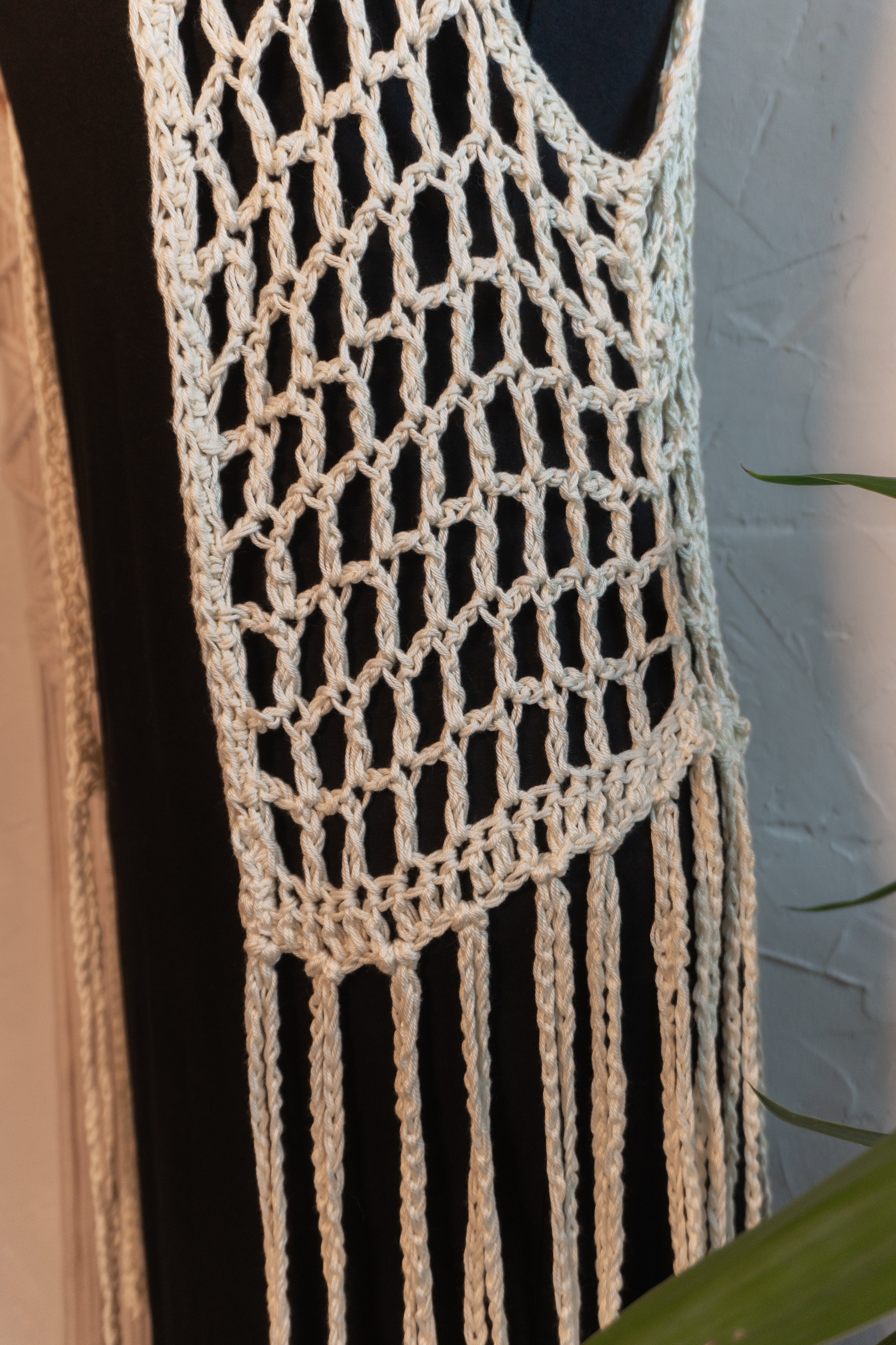 Diese Häkelweste in edlem Vanille-Beige wurde mit viel Liebe von Hand gefertigt und ist aus weichem merzerisiertem Baumwoll-Garn hergestellt. Sie ist das ideale Accessoire für einen Boho-Look und verleiht jedem Outfit mit ihren Fransen und dem einzigartigen Design eine ganz besondere Note.