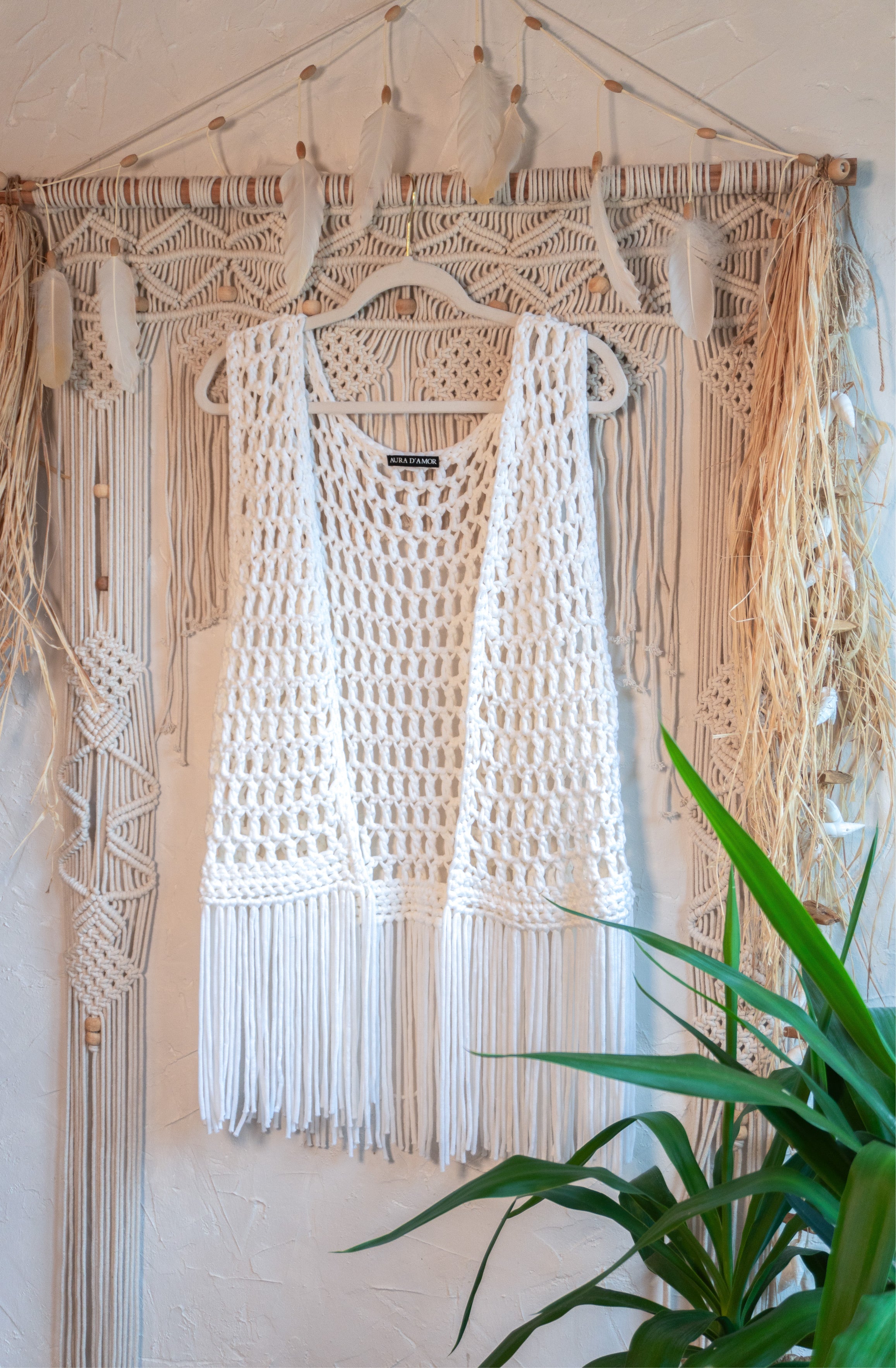 Weiße handgefertigte Häkelweste mit langen Fransen. Boho Sommerweste im Ibiza Style für Strand, Urlaub, Festivals und leichte Sommeroutfits.