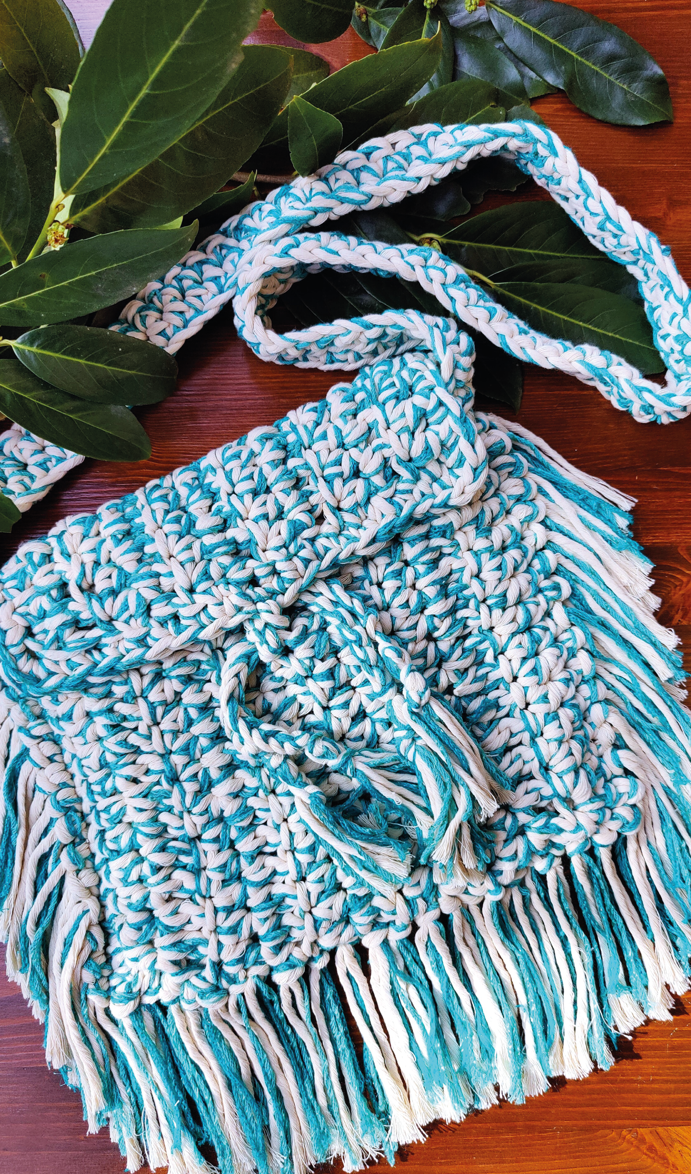 Unikat Damen Häkeltasche - Handtasche handgefertigt im Boho Hippie Ibiza -Stil mit Fransen im ozean-blau beige Farben Mix. Die perfekte Tasche für Festivals und als Accessoire zu deiner Sommermode.