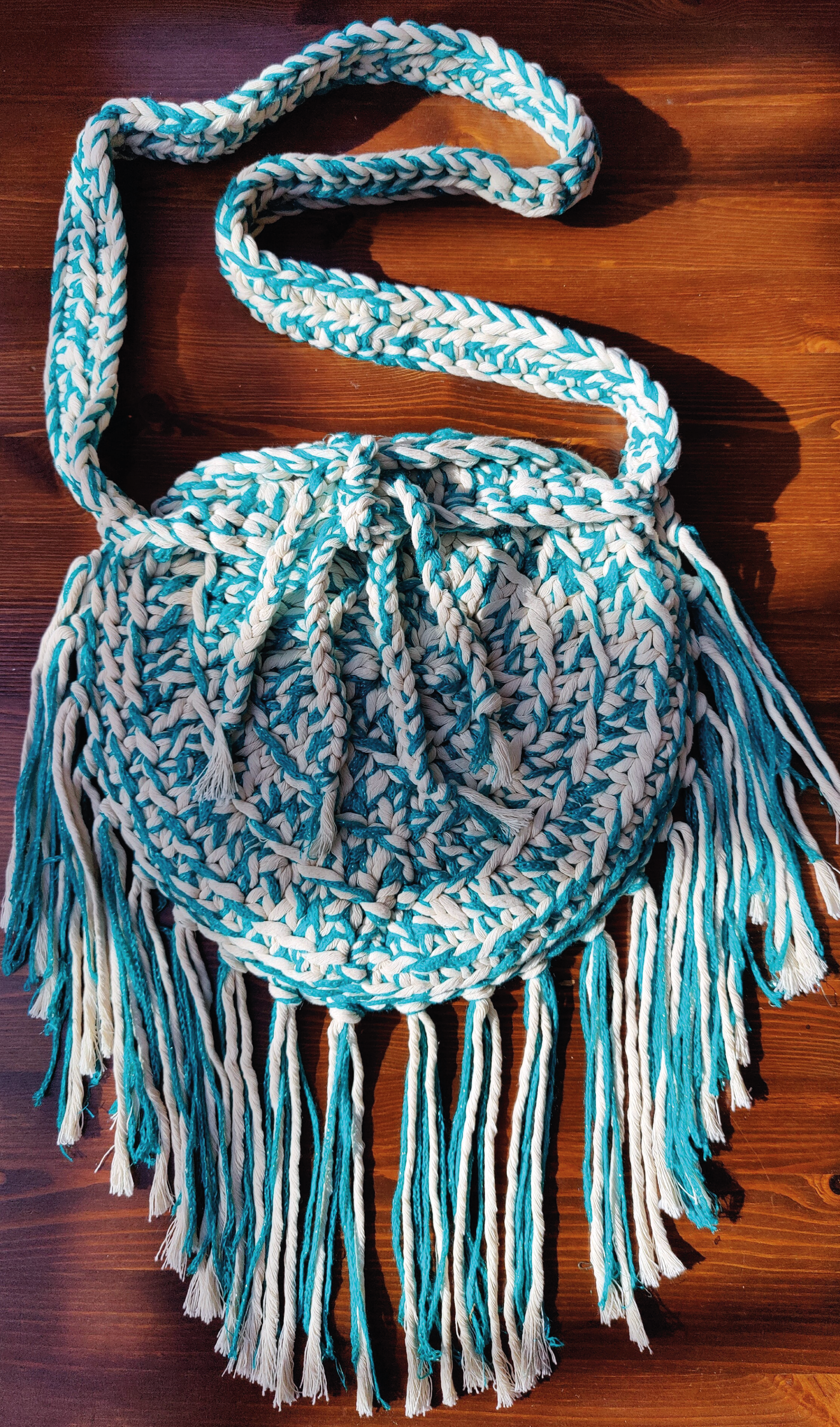 Unikat Damen Häkeltasche - Handtasche handgefertigt im Boho Hippie Ibiza -Stil mit Fransen im ozean-blau beige Farben Mix. Die perfekte Tasche für Festivals und als Accessoire zu deiner Sommermode.
