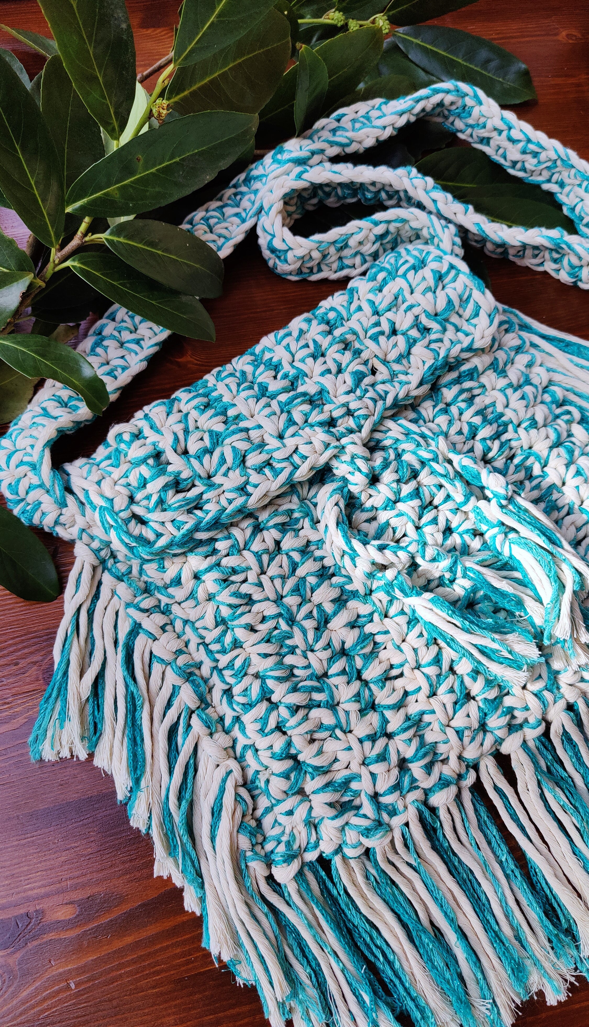 Unikat Damen Häkeltasche - Handtasche handgefertigt im Boho Hippie Ibiza -Stil mit Fransen im ozean-blau beige Farben Mix. Die perfekte Tasche für Festivals und als Accessoire zu deiner Sommermode.