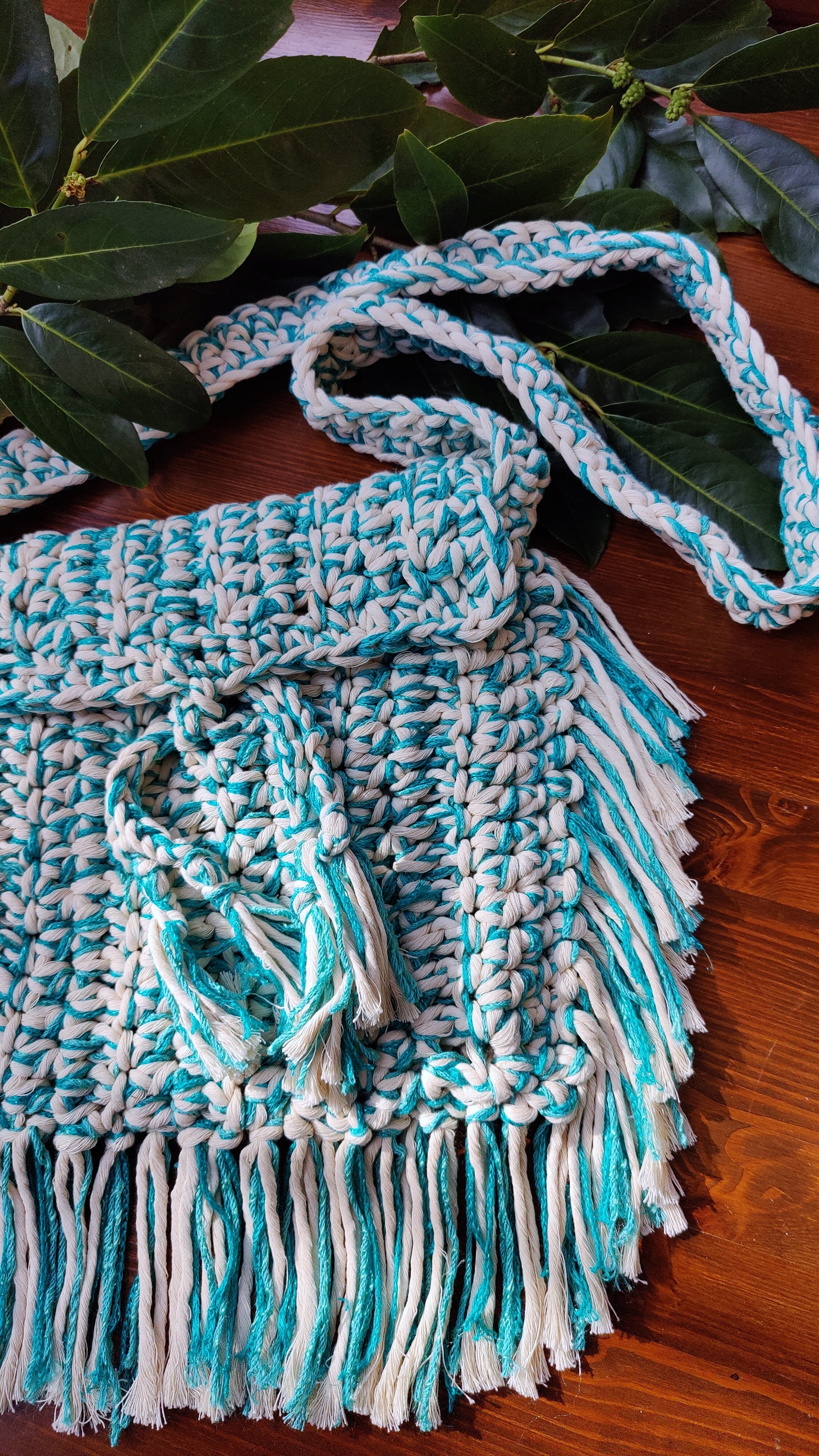 Unikat Damen Häkeltasche - Handtasche handgefertigt im Boho Hippie Ibiza -Stil mit Fransen im ozean-blau beige Farben Mix. Die perfekte Tasche für Festivals und als Accessoire zu deiner Sommermode.