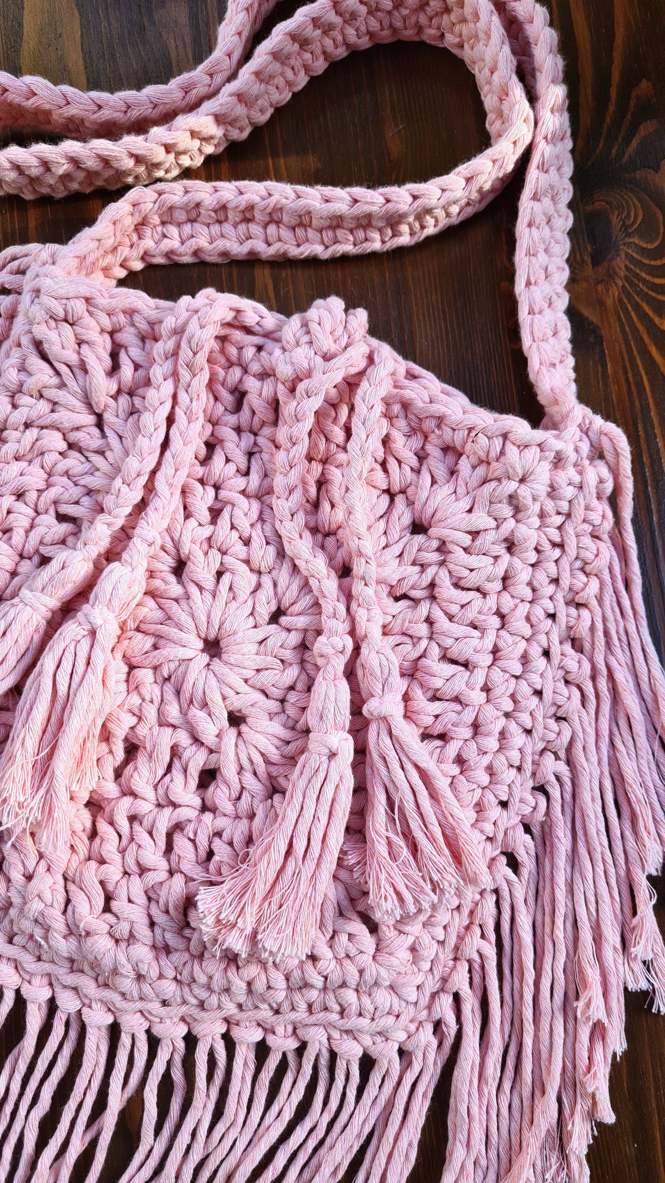 Unikat Damen Häkeltasche - Handtasche handgefertigt im Boho Hippie Ibiza -Stil mit Fransen im schicken rosa. Die perfekte Fransentasche für Festivals und als Accessoire zu deiner Sommermode.