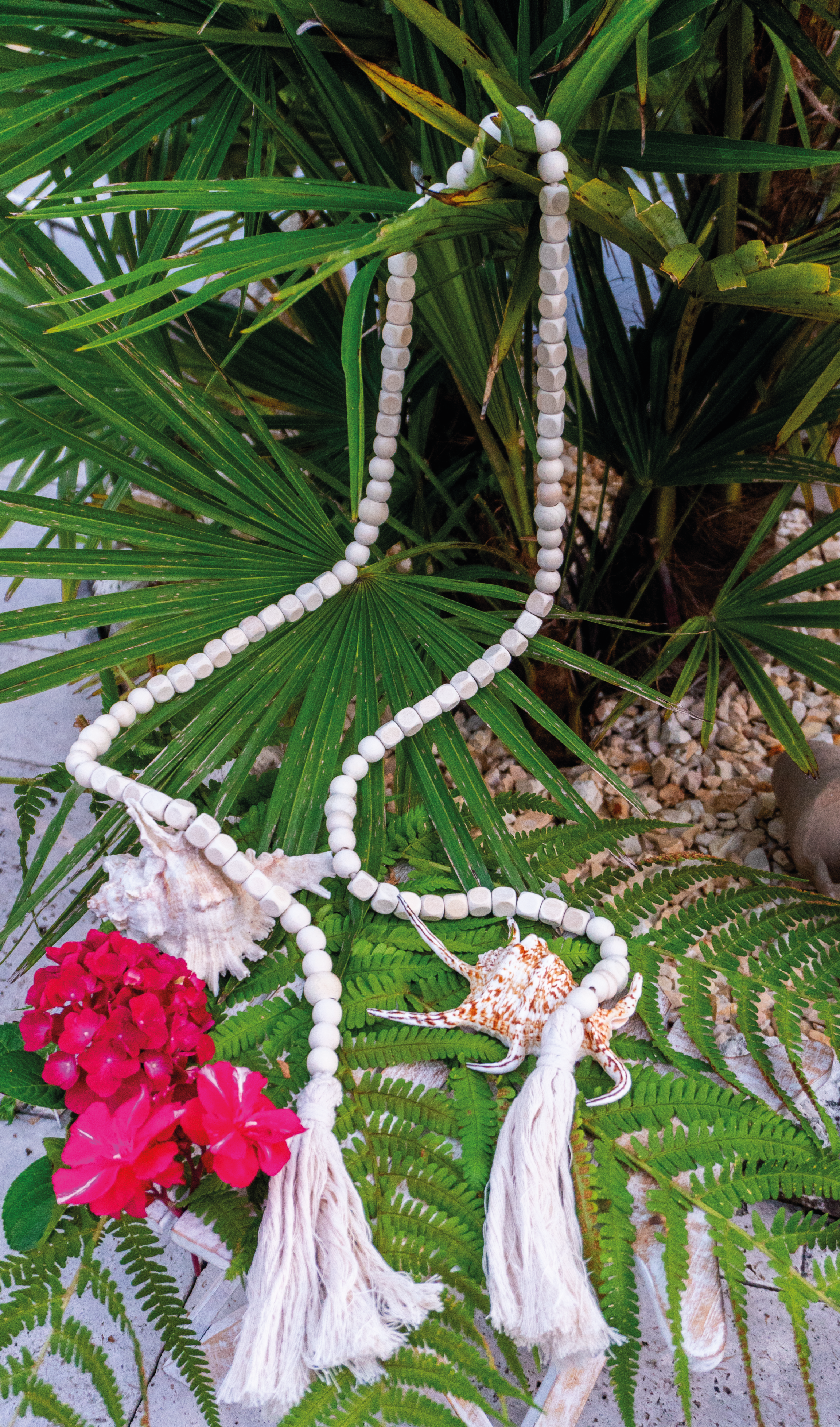 Holzperlen-Kette in unserem Inhouse-Atelier handgefertigt und besteht aus hochwertigem Makramee und beigen Holzperlen. Dekoriere deinen Tisch oder dein Zuhause auf individuelle Weise mit Boho Touch.