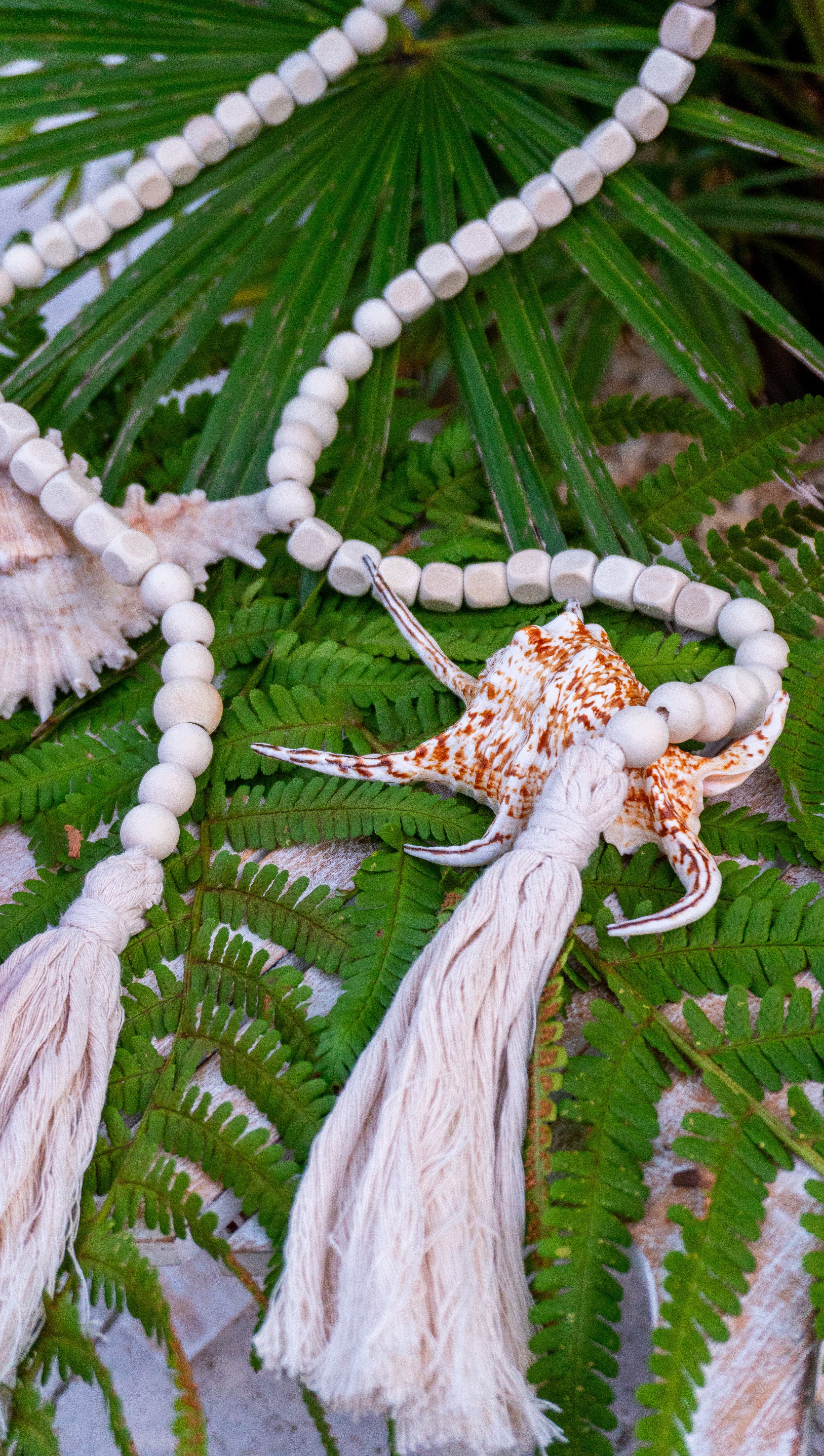 Holzperlen-Kette in unserem Inhouse-Atelier handgefertigt und besteht aus hochwertigem Makramee und beigen Holzperlen. Dekoriere deinen Tisch oder dein Zuhause auf individuelle Weise mit Boho Touch.