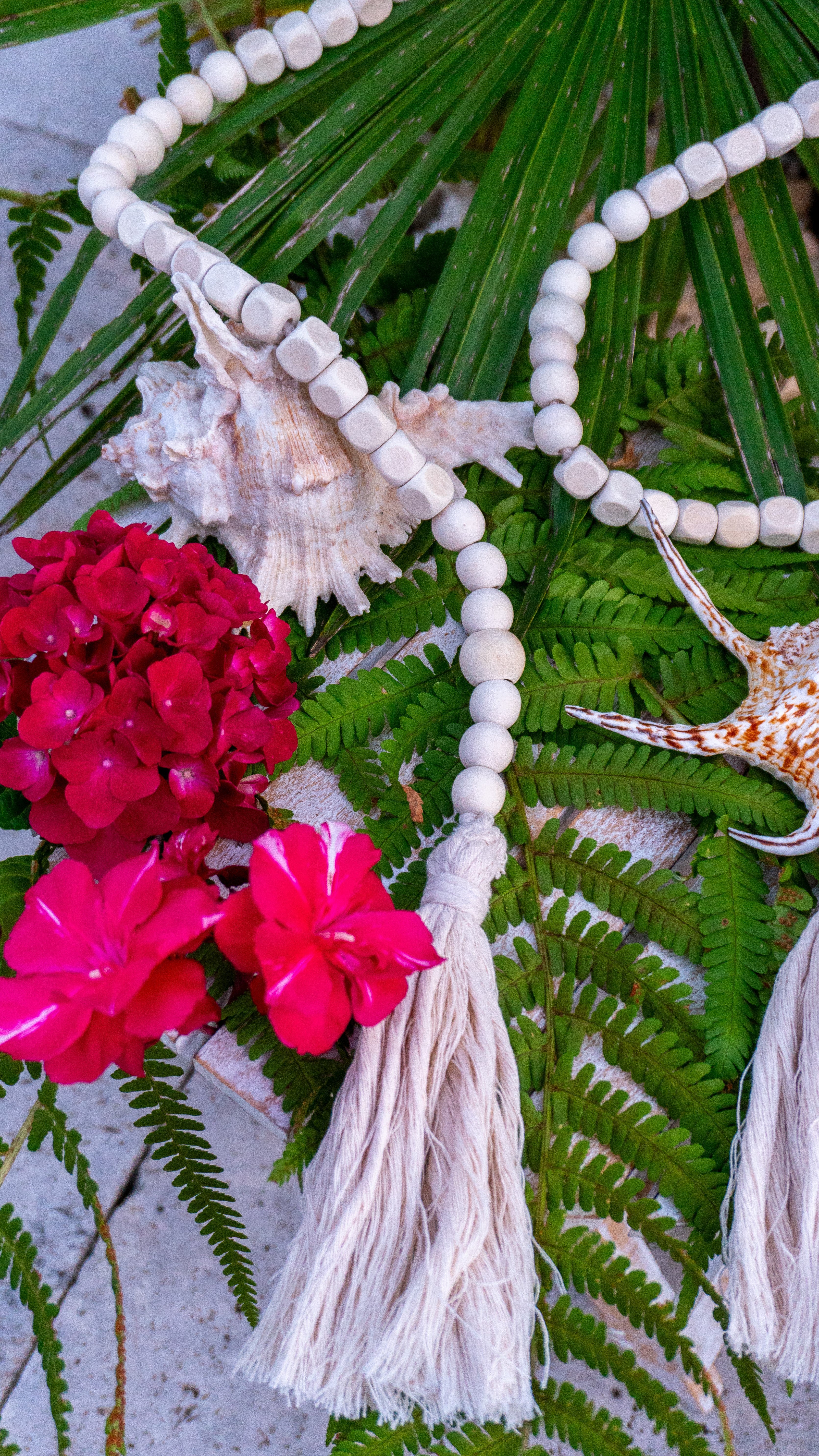 Holzperlen-Kette in unserem Inhouse-Atelier handgefertigt und besteht aus hochwertigem Makramee und beigen Holzperlen. Dekoriere deinen Tisch oder dein Zuhause auf individuelle Weise mit Boho Touch.