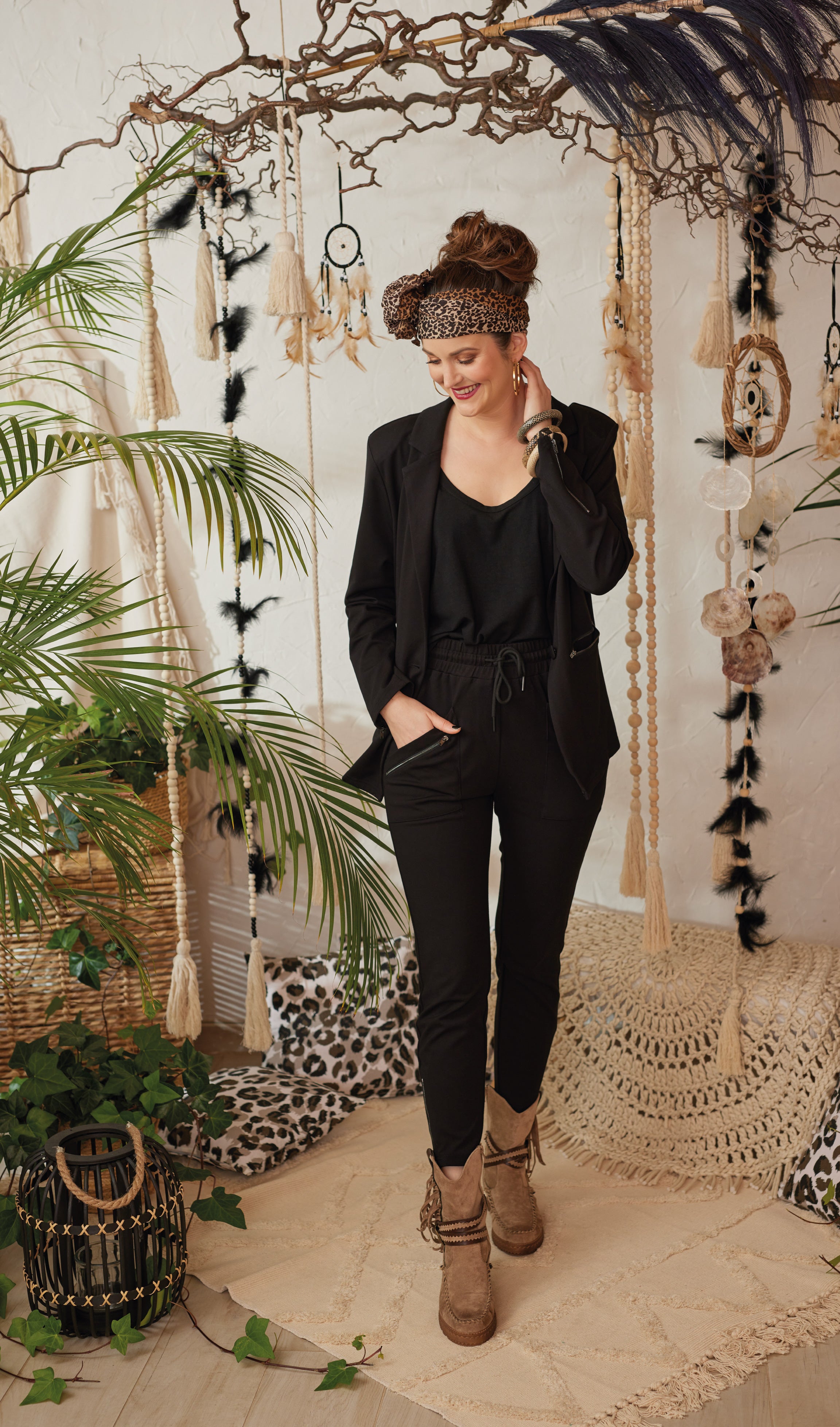 Dieses Set aus Stretch-Blazer und Hose bietet hohen Tragekomfort und vielseitigen Stil. Der Blazer mit Reverskragen und Reißverschlusstaschen passt sowohl zum Business-Look als auch casual. Die Hose mit elastischem Schnürbund kombiniert Komfort und Eleganz. Ideal für alle, die bequem und modisch zugleich auftreten möchten.