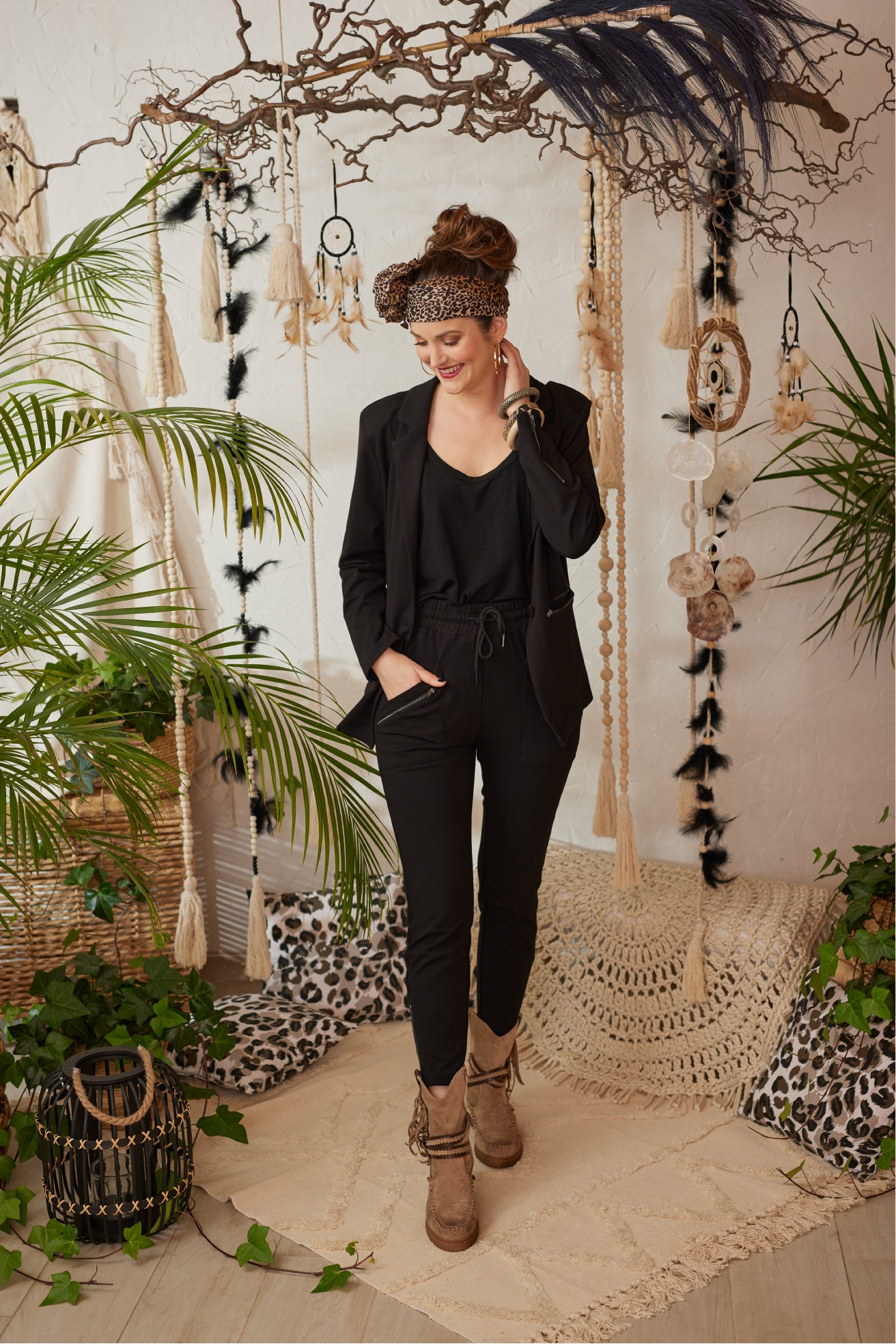 Der bequeme Stretch Long-Blazer in limitierter Edition überzeugt mit weichem, hochwertigem Material und sportlich-elegantem Design. Mit Schulterpolstern, Reverskragen, überzogenen Knöpfen und Reißverschlusstaschen bietet er vielseitige Stylingmöglichkeiten. Ob als Business-Hosenanzug oder lässig mit Boots und Sneakern – dieser Blazer ist ein echter Allrounder. Passend dazu gibt es die Stretchhose im gleichen Material für ein komplettes Outfit.
