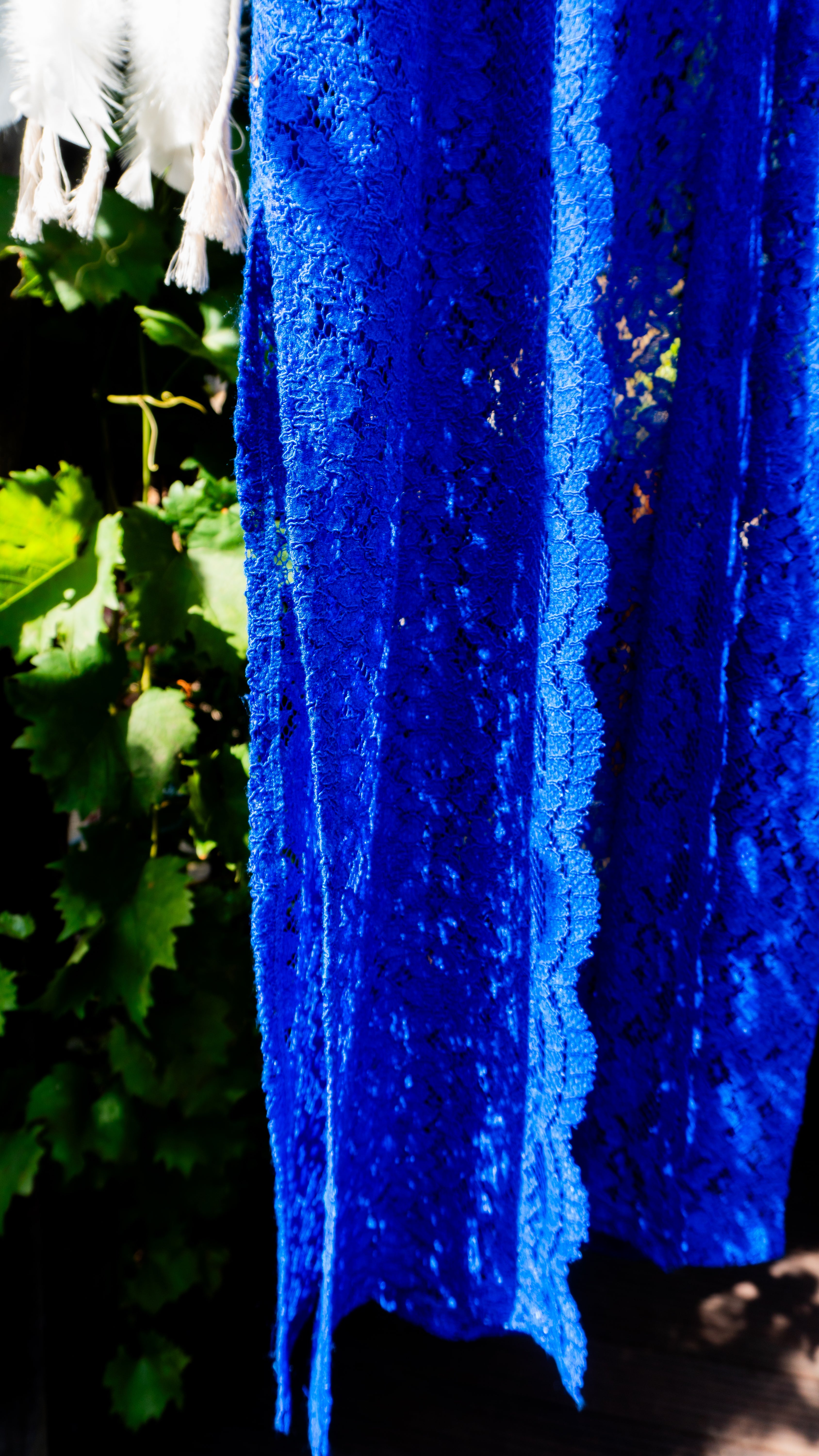 Spitzen Weste Kimono in blau handgefertigt in Deutschland. Exklusiv und limitiert im Bohemian Stil mit Schlitzen an den Seiten und edler Spitzenkante. In Sommerfarben wie mint, pink, blau und edlem schwarz.