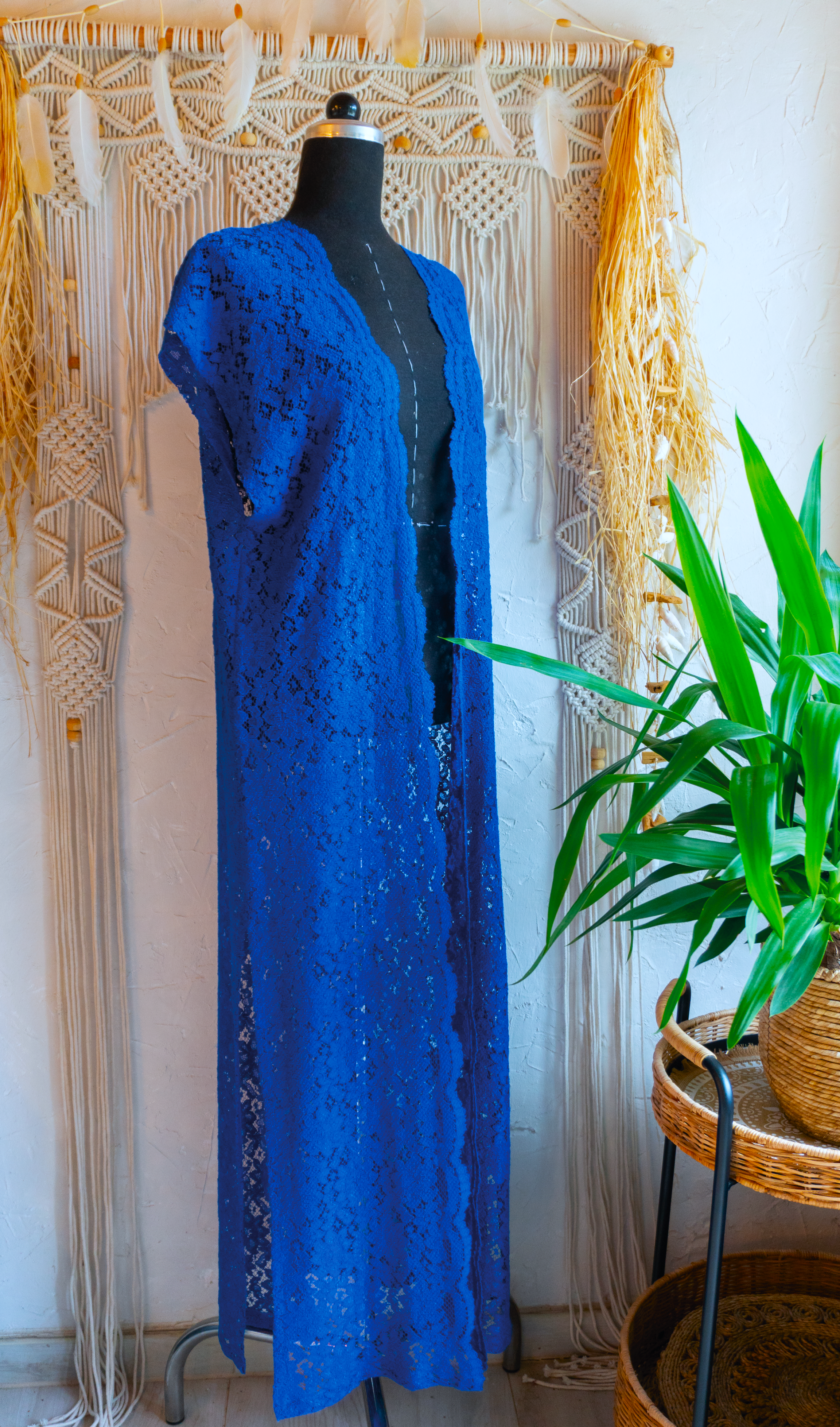 Spitzen Weste Kimono in blau handgefertigt in Deutschland. Exklusiv und limitiert im Bohemian Stil mit Schlitzen an den Seiten und edler Spitzenkante. In Sommerfarben wie mint, pink, blau und edlem schwarz.