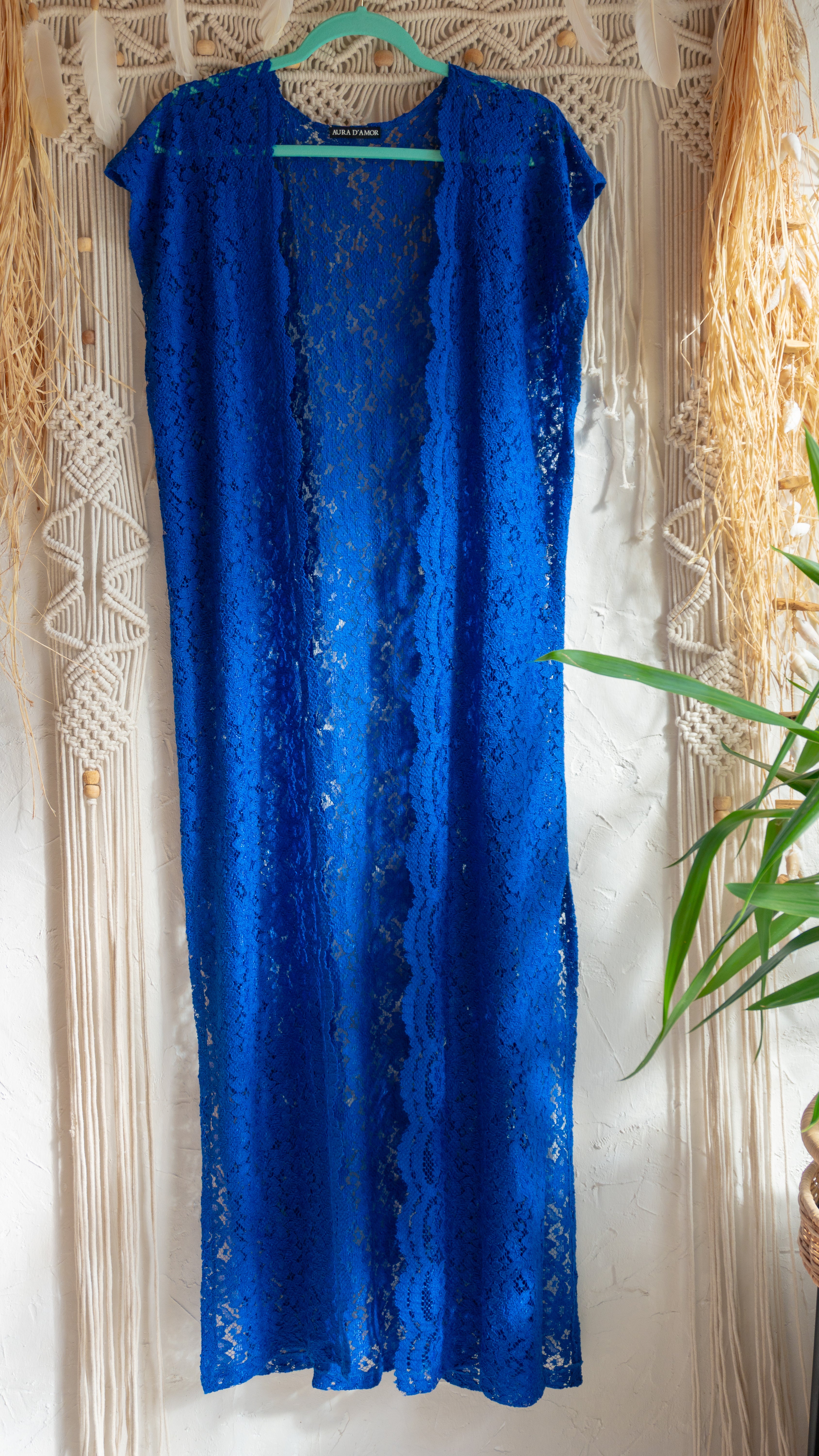 Spitzen Weste Kimono in blau handgefertigt in Deutschland. Exklusiv und limitiert im Bohemian Stil mit Schlitzen an den Seiten und edler Spitzenkante. In Sommerfarben wie mint, pink, blau und edlem schwarz.