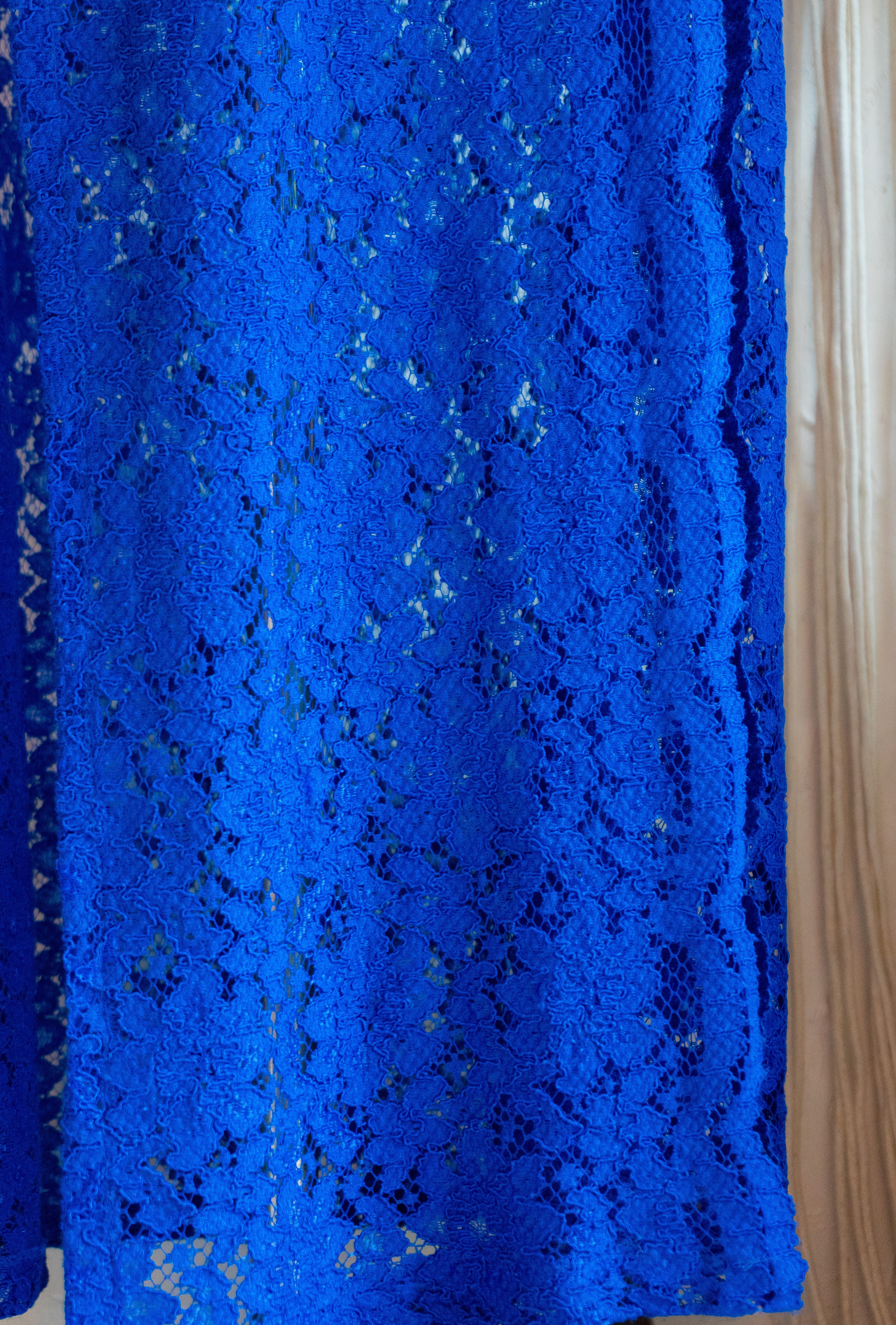 Spitzen Weste Kimono in blau handgefertigt in Deutschland. Exklusiv und limitiert im Bohemian Stil mit Schlitzen an den Seiten und edler Spitzenkante. In Sommerfarben wie mint, pink, blau und edlem schwarz.