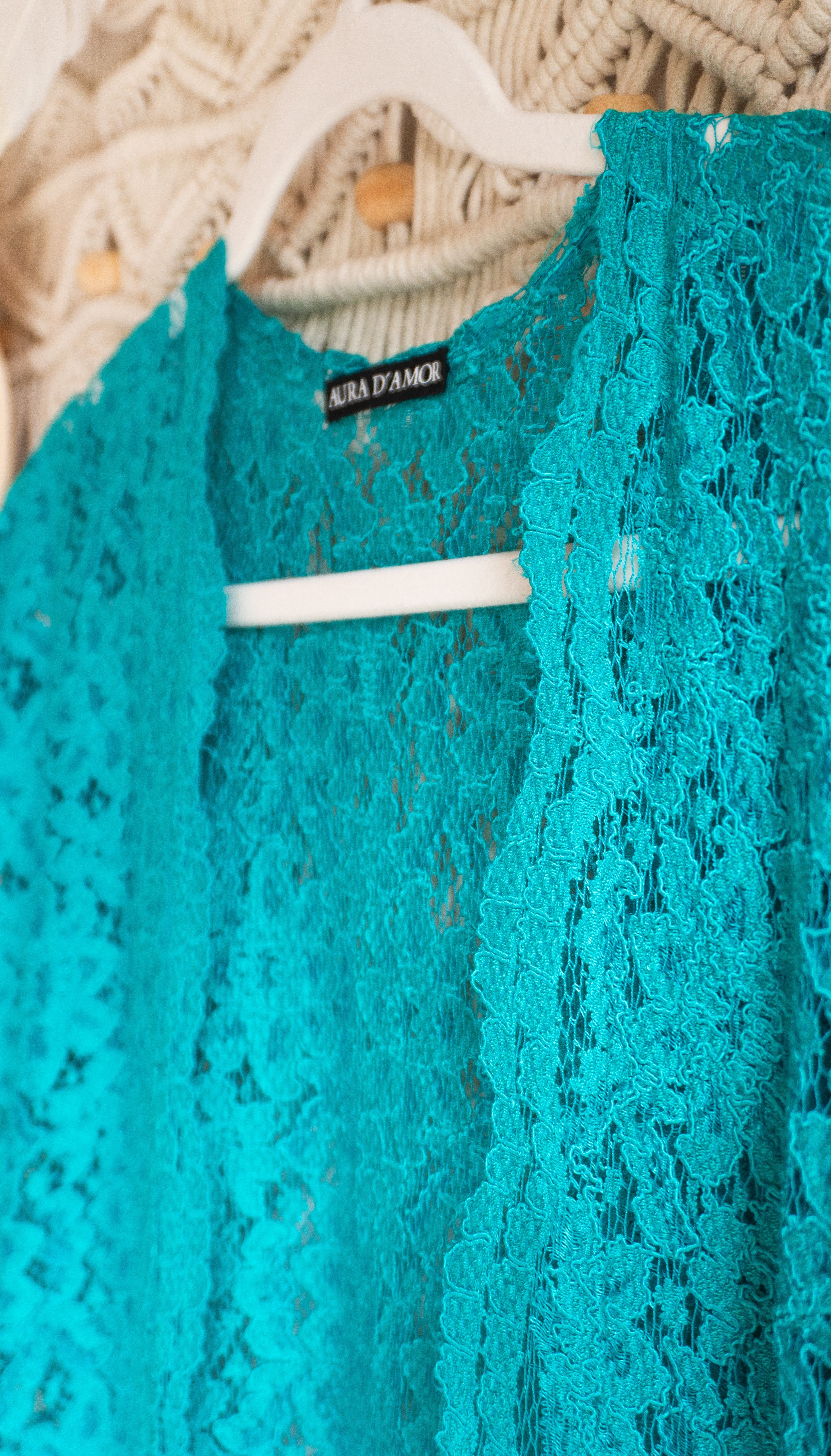 Spitzen Weste Kimono in mint grün handgefertigt in Deutschland. Exklusiv und limitiert im Bohemian Stil mit Schlitzen an den Seiten und edler Spitzenkante. In Sommerfarben wie mint, pink und edlem schwarz.