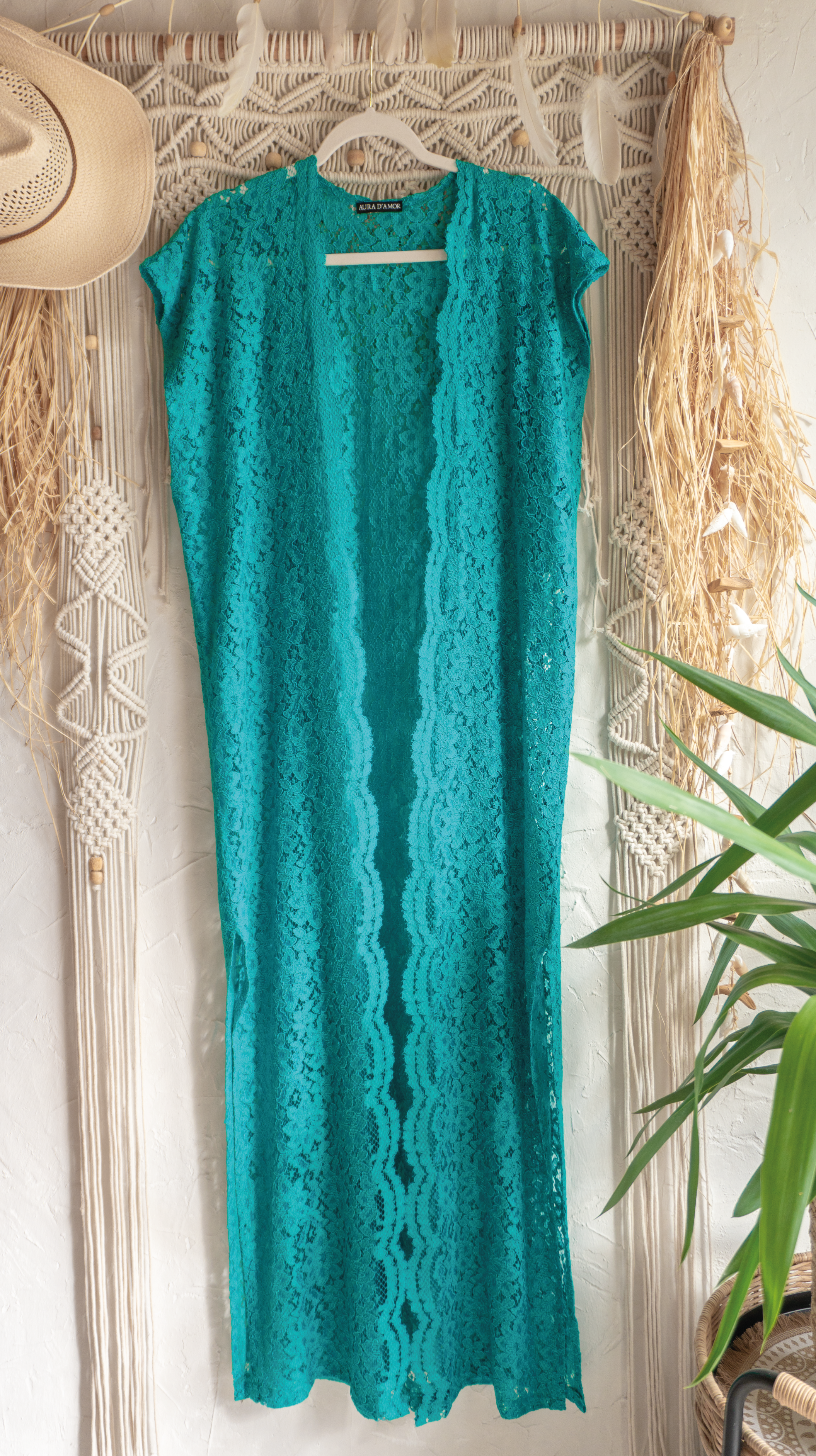 Mintfarbene Spitzen-Weste im Boho-Stil mit seitlichen Schlitzen, handgefertigt in Deutschland aus limitiertem Viskose-Spitzenstoff, leichte Sommerweste für Damen