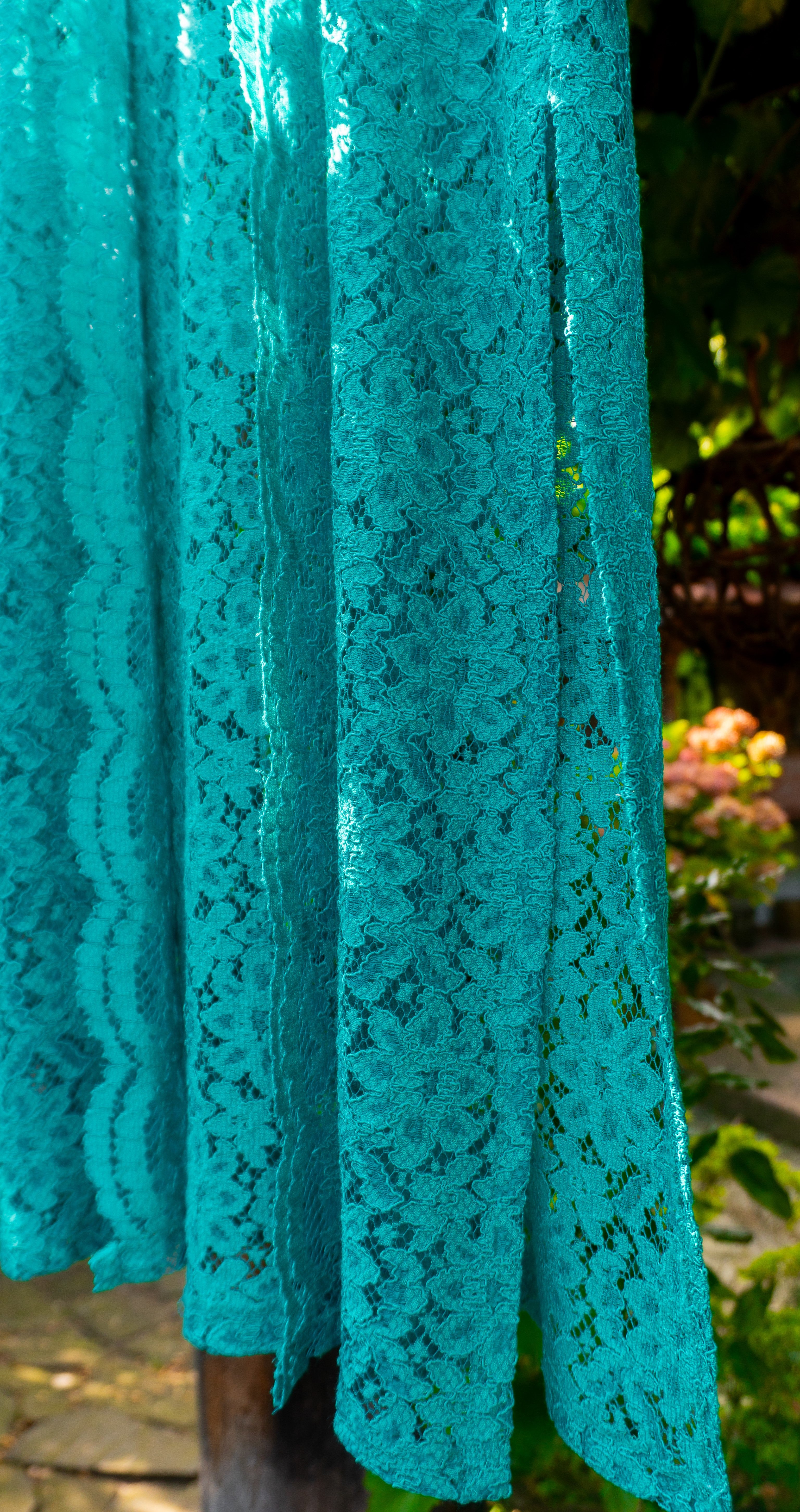 Mintfarbene Spitzen-Weste im Boho-Stil mit seitlichen Schlitzen, handgefertigt in Deutschland aus limitiertem Viskose-Spitzenstoff, leichte Sommerweste für Damen