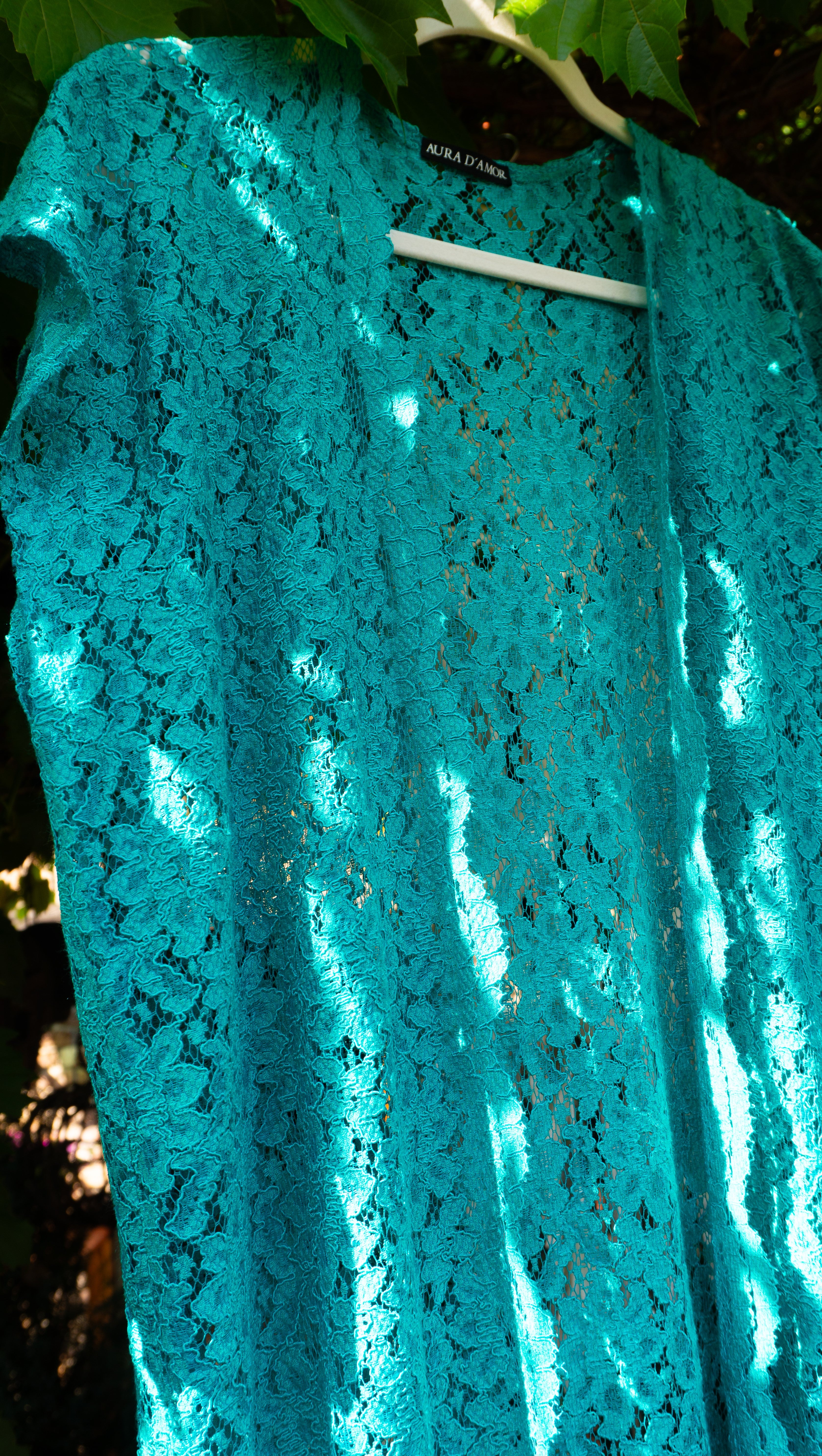 Mintfarbene Spitzen-Weste im Boho-Stil mit seitlichen Schlitzen, handgefertigt in Deutschland aus limitiertem Viskose-Spitzenstoff, leichte Sommerweste für Damen