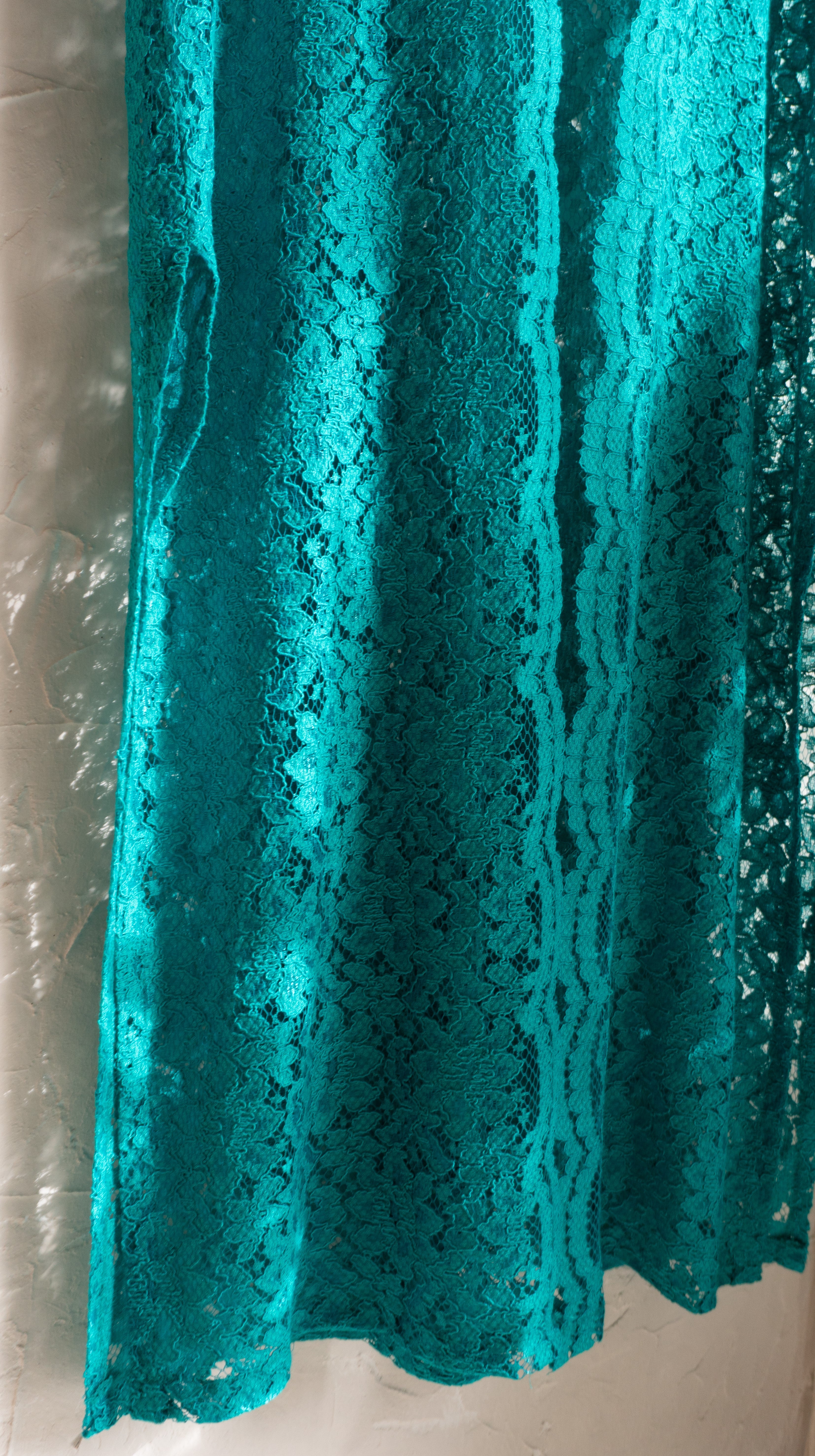 Mintfarbene Spitzen-Weste im Boho-Stil mit seitlichen Schlitzen, handgefertigt in Deutschland aus limitiertem Viskose-Spitzenstoff, leichte Sommerweste für Damen