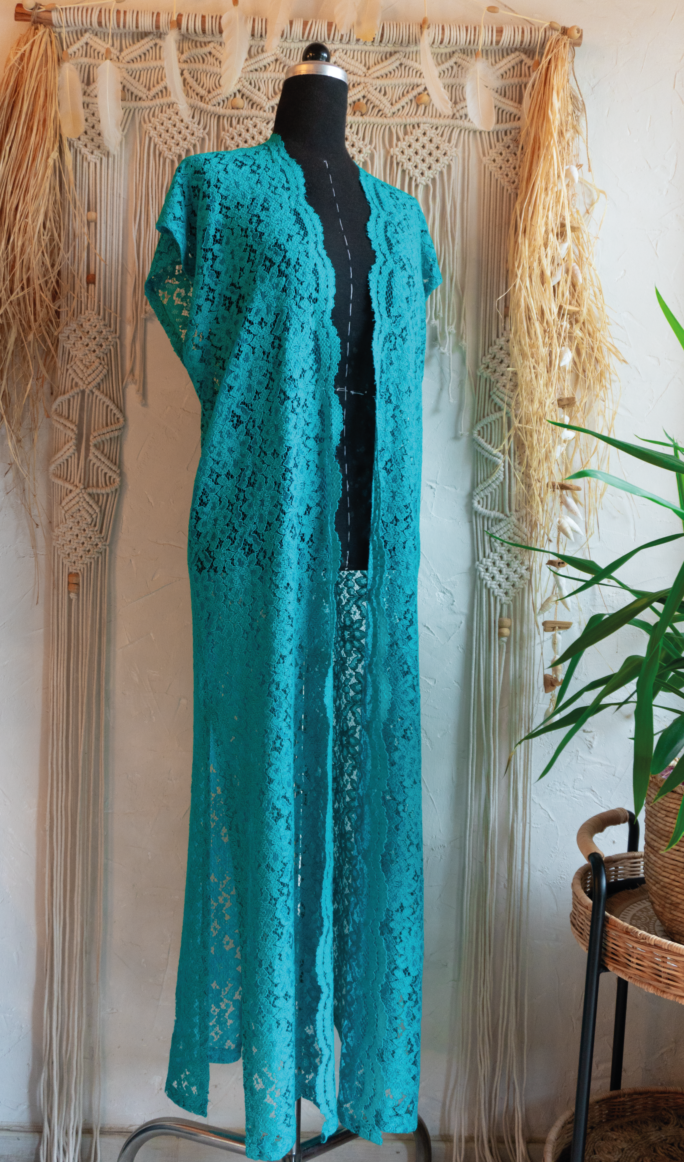 Mintfarbene Spitzen-Weste im Boho-Stil mit seitlichen Schlitzen, handgefertigt in Deutschland aus limitiertem Viskose-Spitzenstoff, leichte Sommerweste für Damen