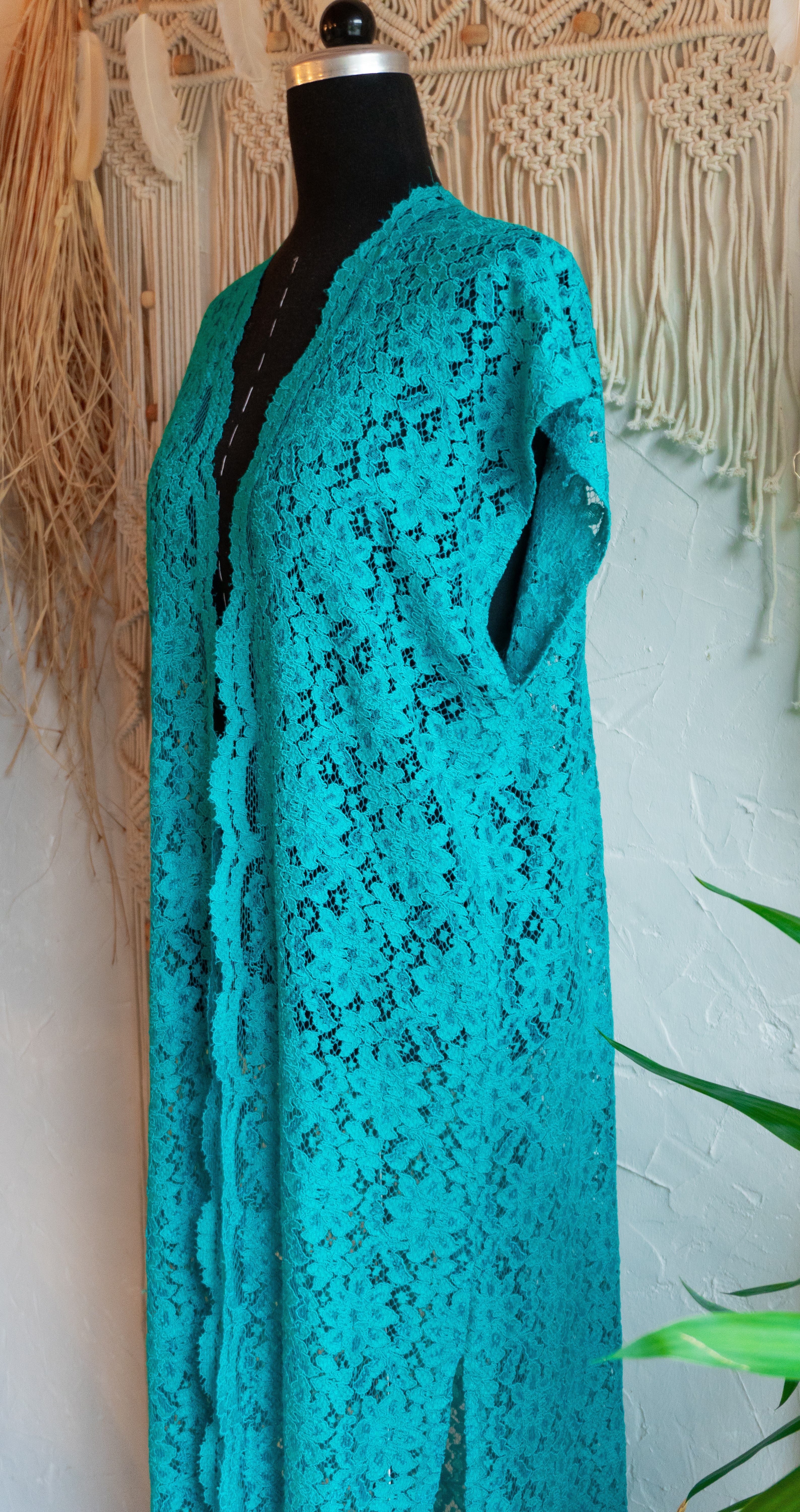 Mintfarbene Spitzen-Weste im Boho-Stil mit seitlichen Schlitzen, handgefertigt in Deutschland aus limitiertem Viskose-Spitzenstoff, leichte Sommerweste für Damen