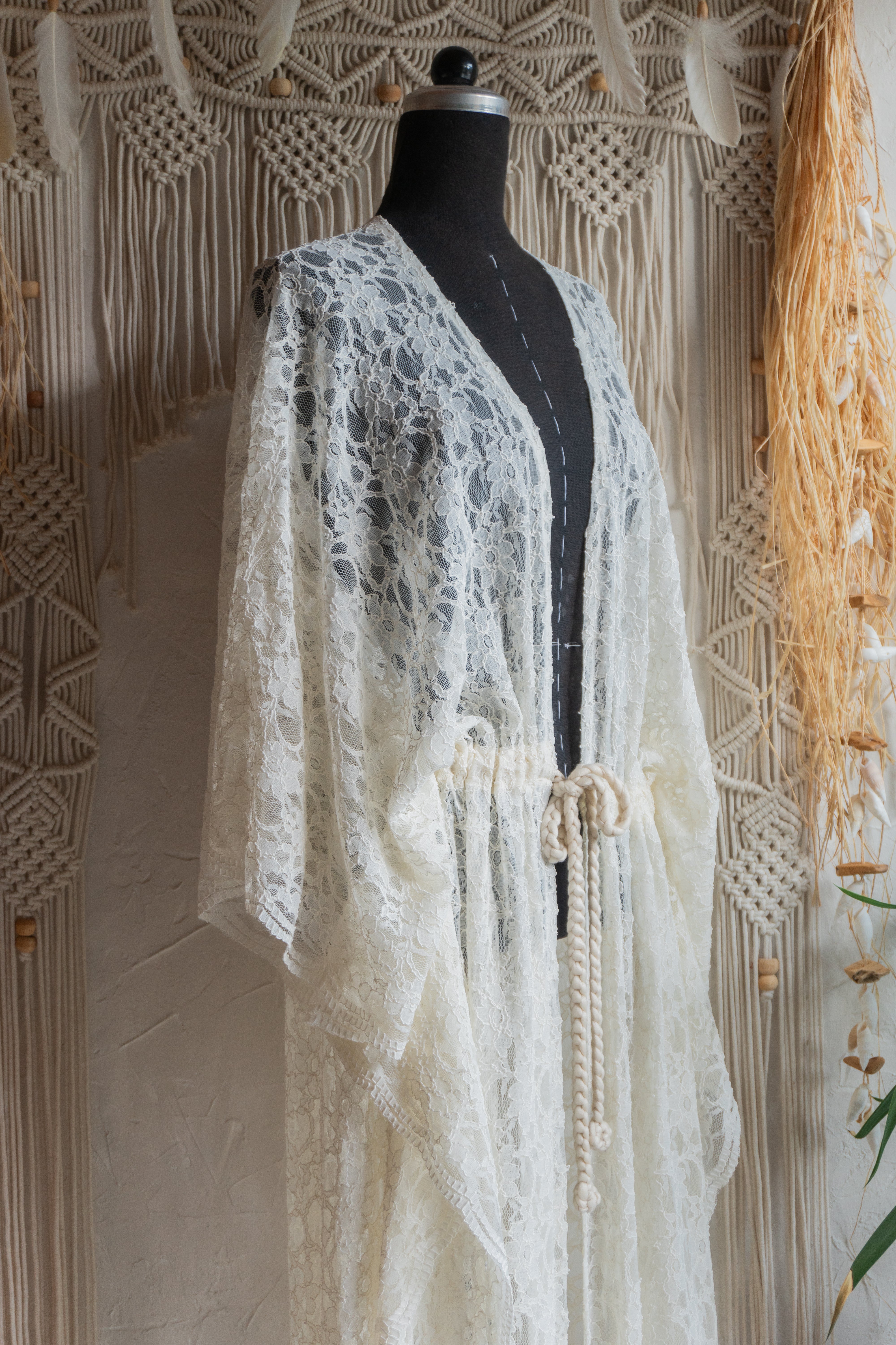 Blüten-Spitze Kimono in creme beige handgefertigt in Deutschland. Exklusiv und limitiert im Bohemian Stil mit Schlitzen an den Seiten und Taillen Raffung Kordelzug. Romantisches Unikat Design mit Boho Hochzeit Vibes.