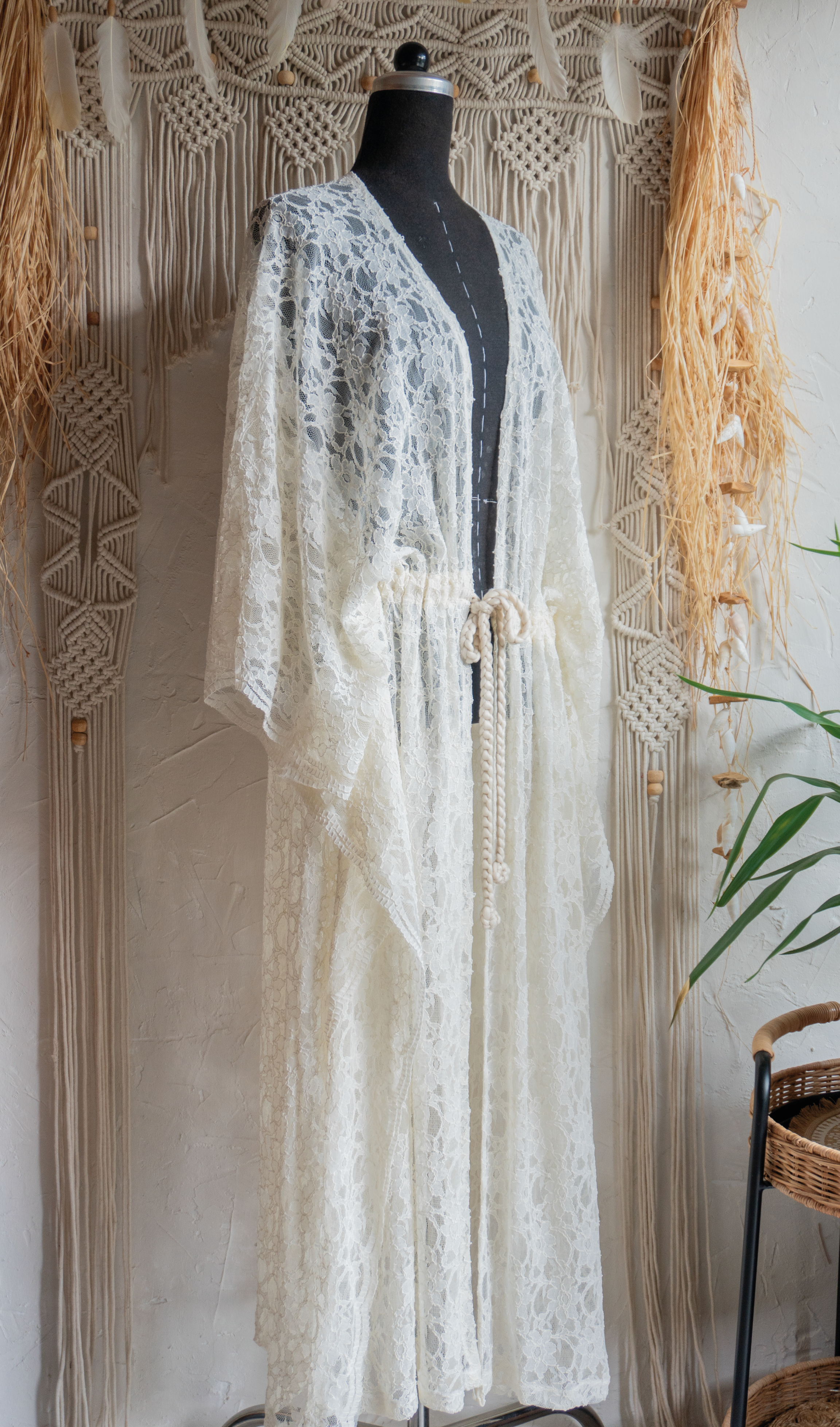 Blüten-Spitze Kimono in creme beige handgefertigt in Deutschland. Exklusiv und limitiert im Bohemian Stil mit Schlitzen an den Seiten und Taillen Raffung Kordelzug. Romantisches Unikat Design mit Boho Hochzeit Vibes.