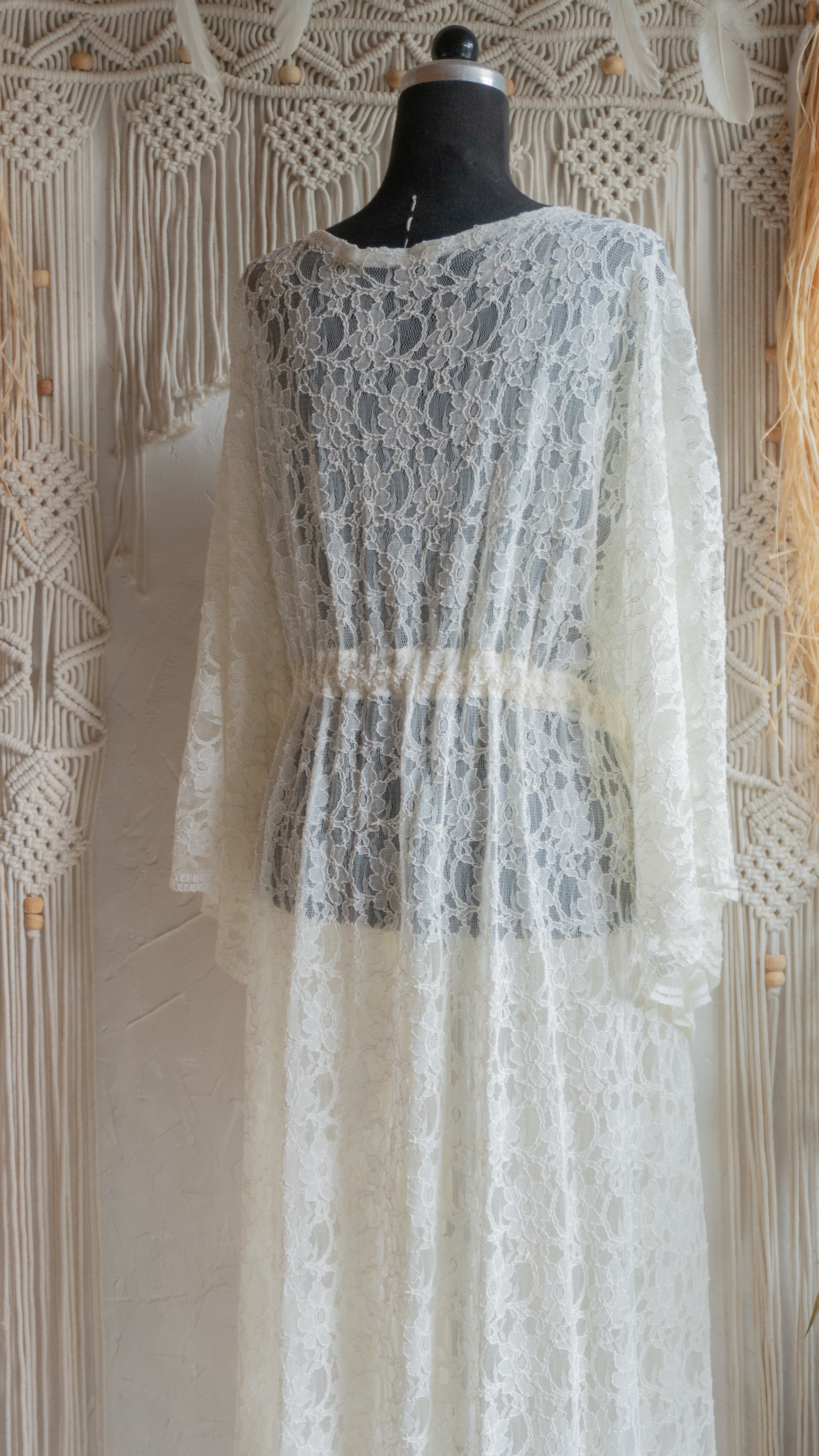 Blüten-Spitze Kimono in creme beige handgefertigt in Deutschland. Exklusiv und limitiert im Bohemian Stil mit Schlitzen an den Seiten und Taillen Raffung Kordelzug. Romantisches Unikat Design mit Boho Hochzeit Vibes.