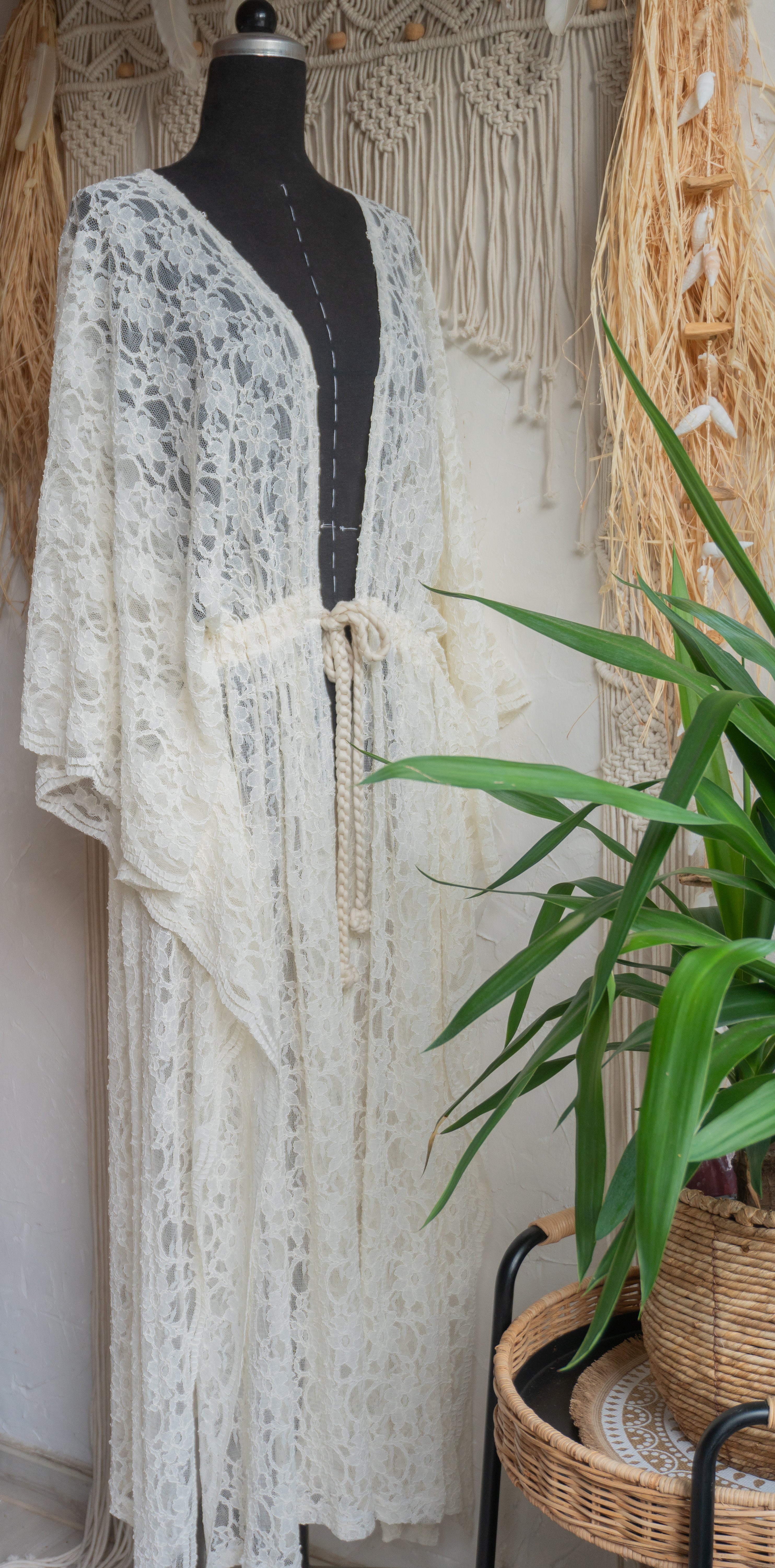 Blüten-Spitze Kimono in creme beige handgefertigt in Deutschland. Exklusiv und limitiert im Bohemian Stil mit Schlitzen an den Seiten und Taillen Raffung Kordelzug. Romantisches Unikat Design mit Boho Hochzeit Vibes.