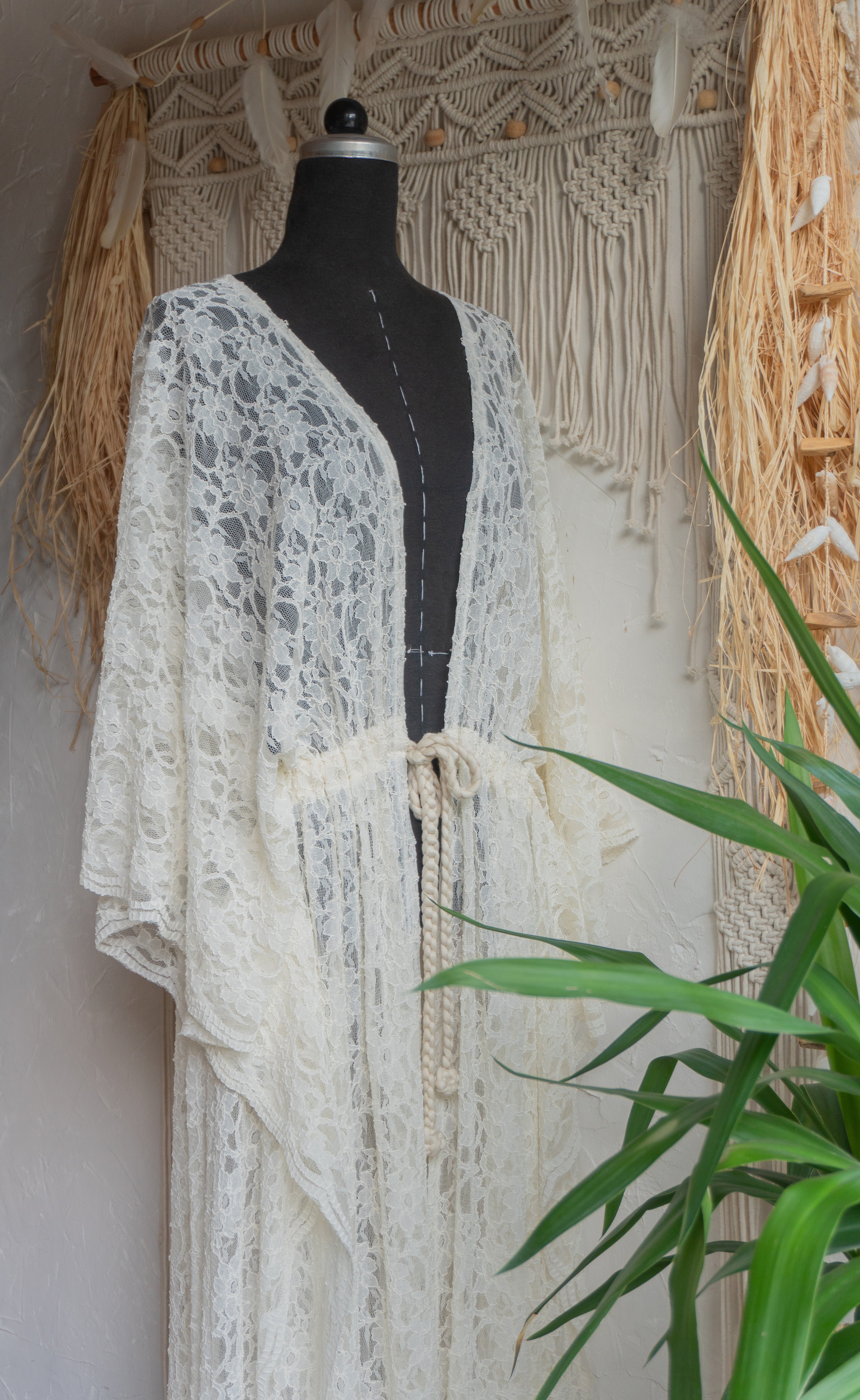Blüten-Spitze Kimono in creme beige handgefertigt in Deutschland. Exklusiv und limitiert im Bohemian Stil mit Schlitzen an den Seiten und Taillen Raffung Kordelzug. Romantisches Unikat Design mit Boho Hochzeit Vibes.