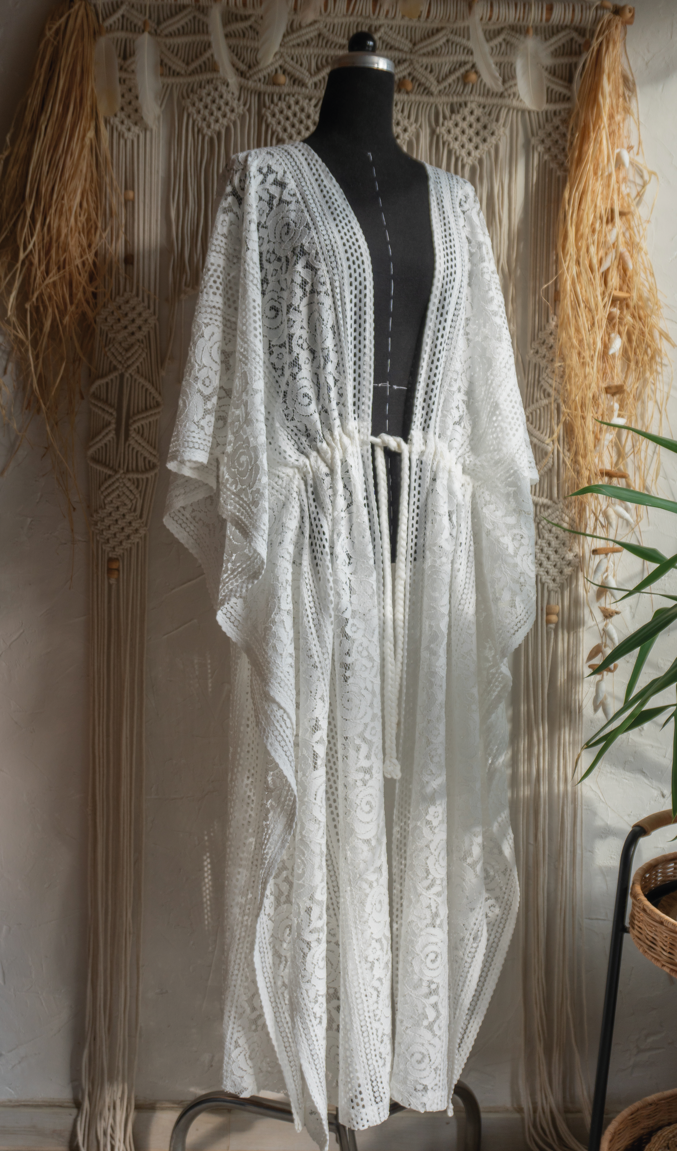 Blüten-Spitze Kimono in warmweiß handgefertigt in Deutschland. Exklusiv und limitiert im Bohemian Stil mit Schlitzen an den Seiten und Taillen Raffung Kordelzug. Romantisches Unikat Design mit Boho Hochzeit Vibes.