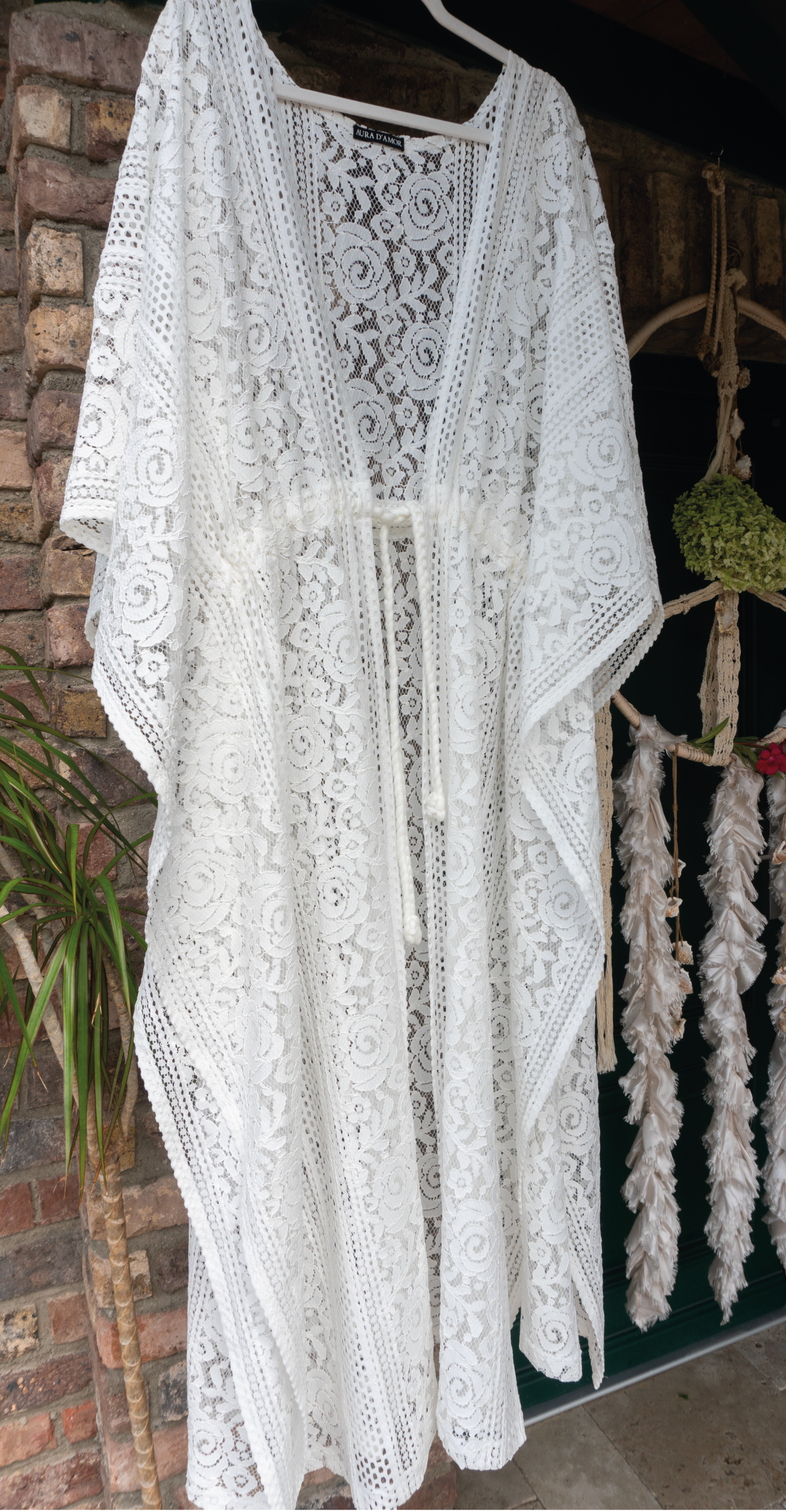 Blüten-Spitze Kimono in warmweiß handgefertigt in Deutschland. Exklusiv und limitiert im Bohemian Stil mit Schlitzen an den Seiten und Taillen Raffung Kordelzug. Romantisches Unikat Design mit Boho Hochzeit Vibes.
