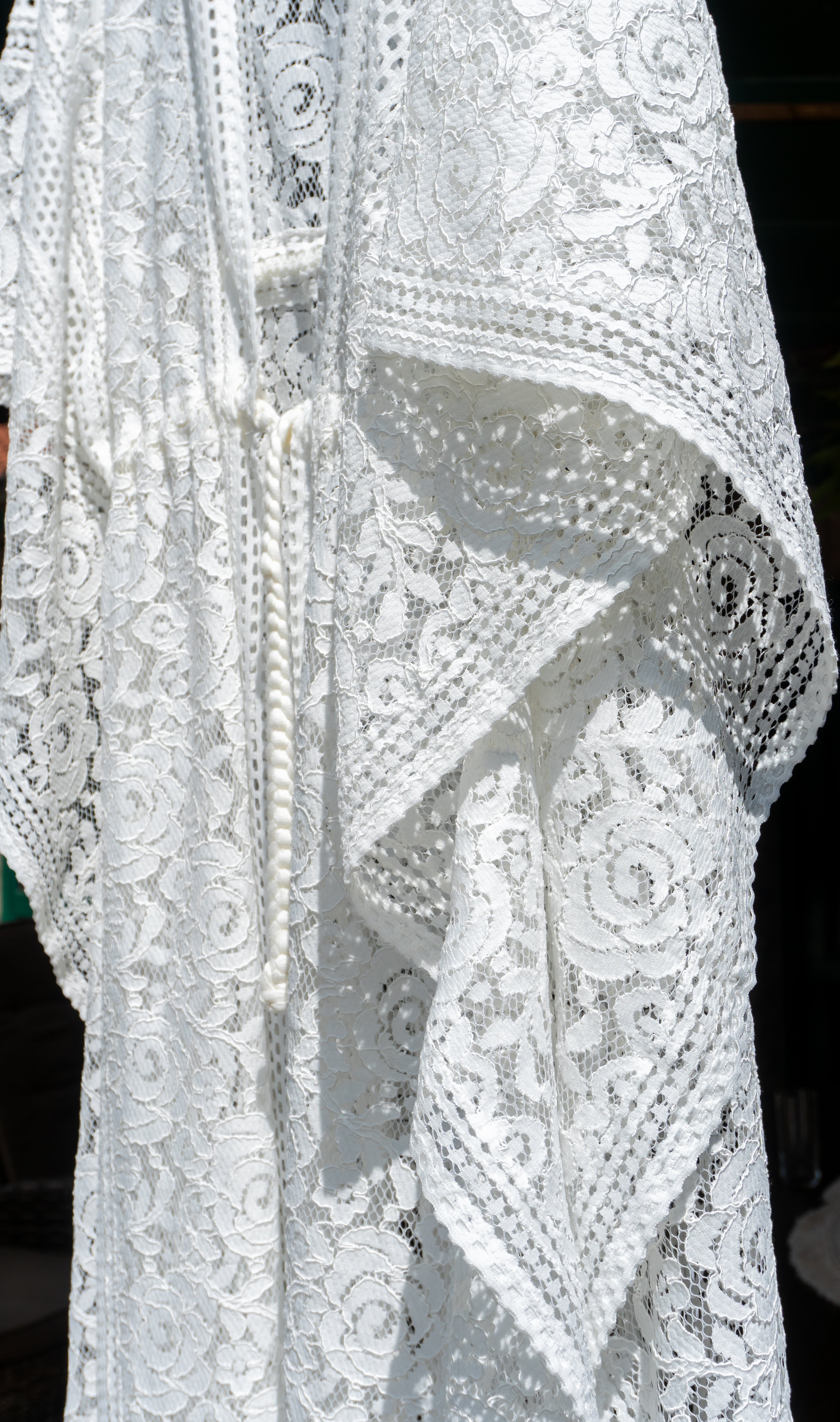 Blüten-Spitze Kimono in warmweiß handgefertigt in Deutschland. Exklusiv und limitiert im Bohemian Stil mit Schlitzen an den Seiten und Taillen Raffung Kordelzug. Romantisches Unikat Design mit Boho Hochzeit Vibes.