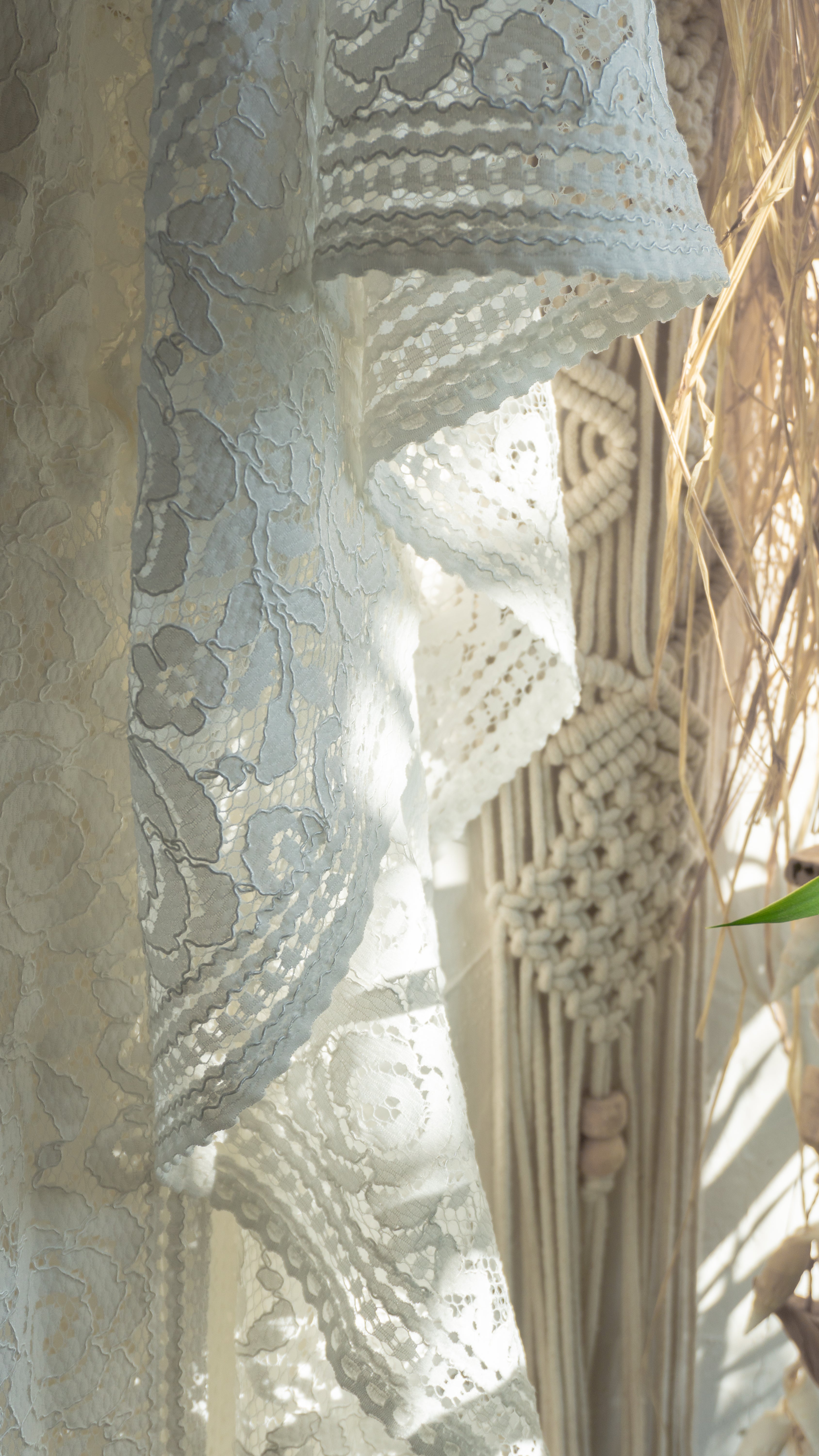 Blüten-Spitze Kimono in warmweiß handgefertigt in Deutschland. Exklusiv und limitiert im Bohemian Stil mit Schlitzen an den Seiten und Taillen Raffung Kordelzug. Romantisches Unikat Design mit Boho Hochzeit Vibes.