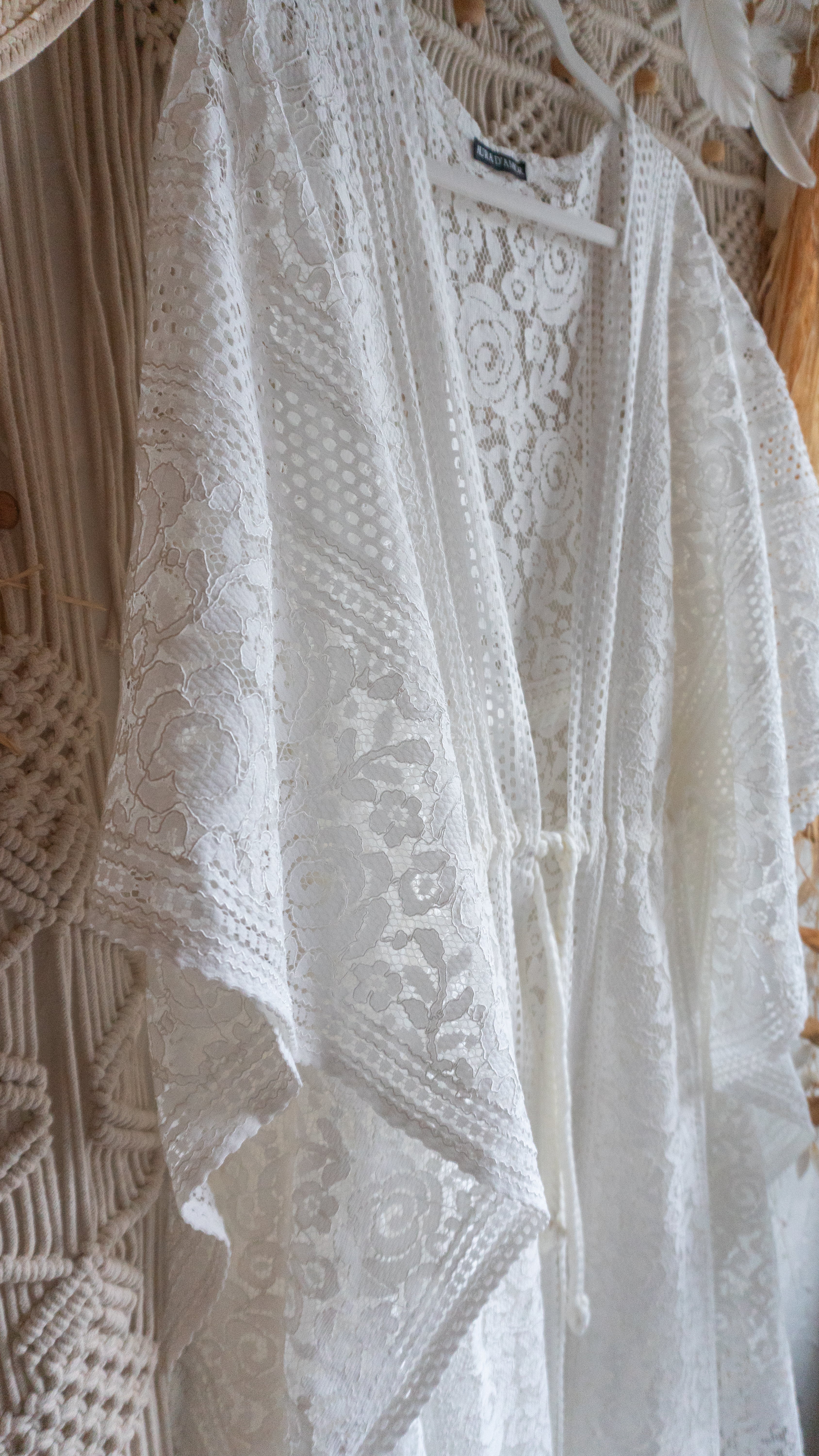 Blüten-Spitze Kimono in warmweiß handgefertigt in Deutschland. Exklusiv und limitiert im Bohemian Stil mit Schlitzen an den Seiten und Taillen Raffung Kordelzug. Romantisches Unikat Design mit Boho Hochzeit Vibes.