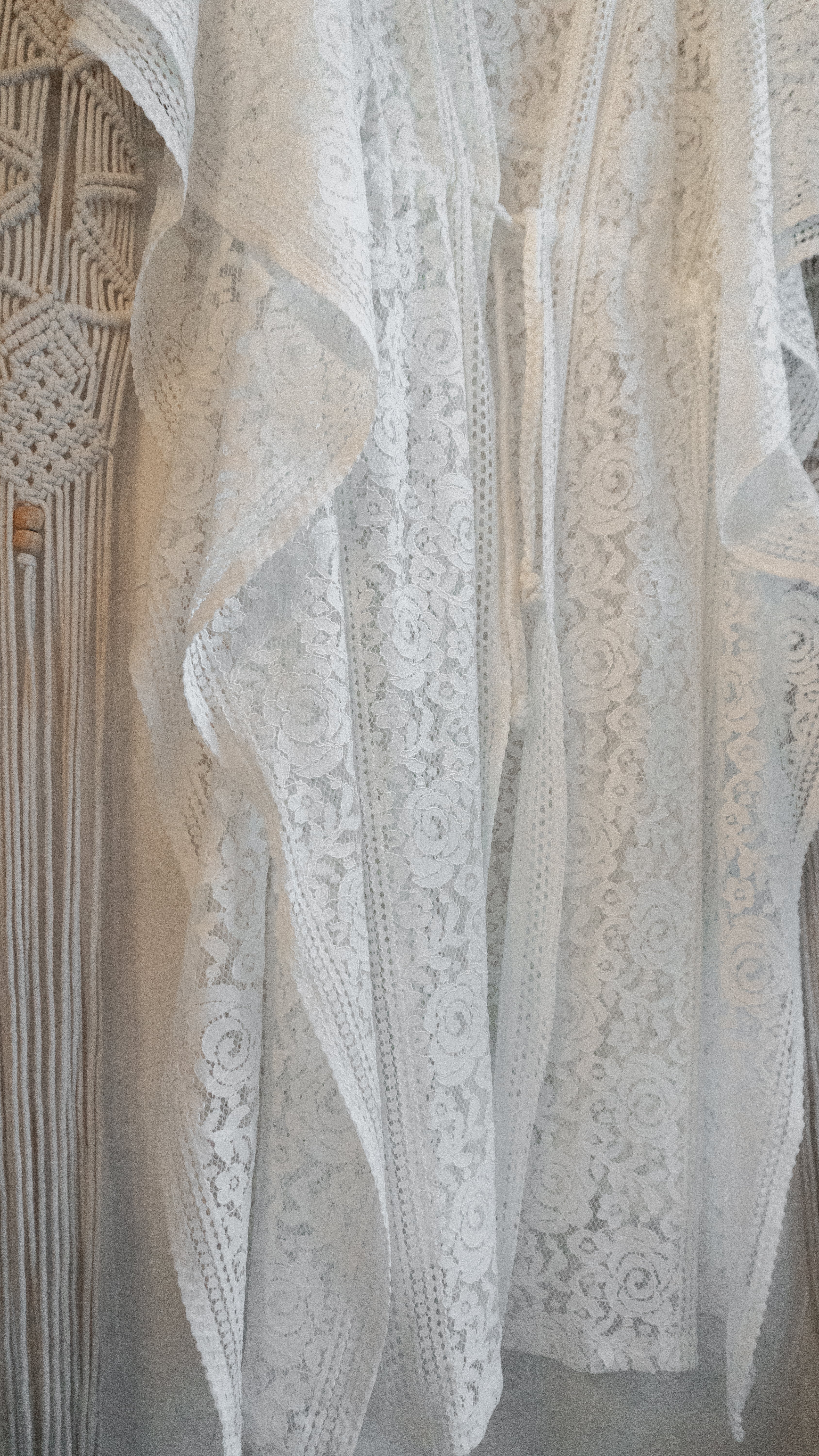 Blüten-Spitze Kimono in warmweiß handgefertigt in Deutschland. Exklusiv und limitiert im Bohemian Stil mit Schlitzen an den Seiten und Taillen Raffung Kordelzug. Romantisches Unikat Design mit Boho Hochzeit Vibes.