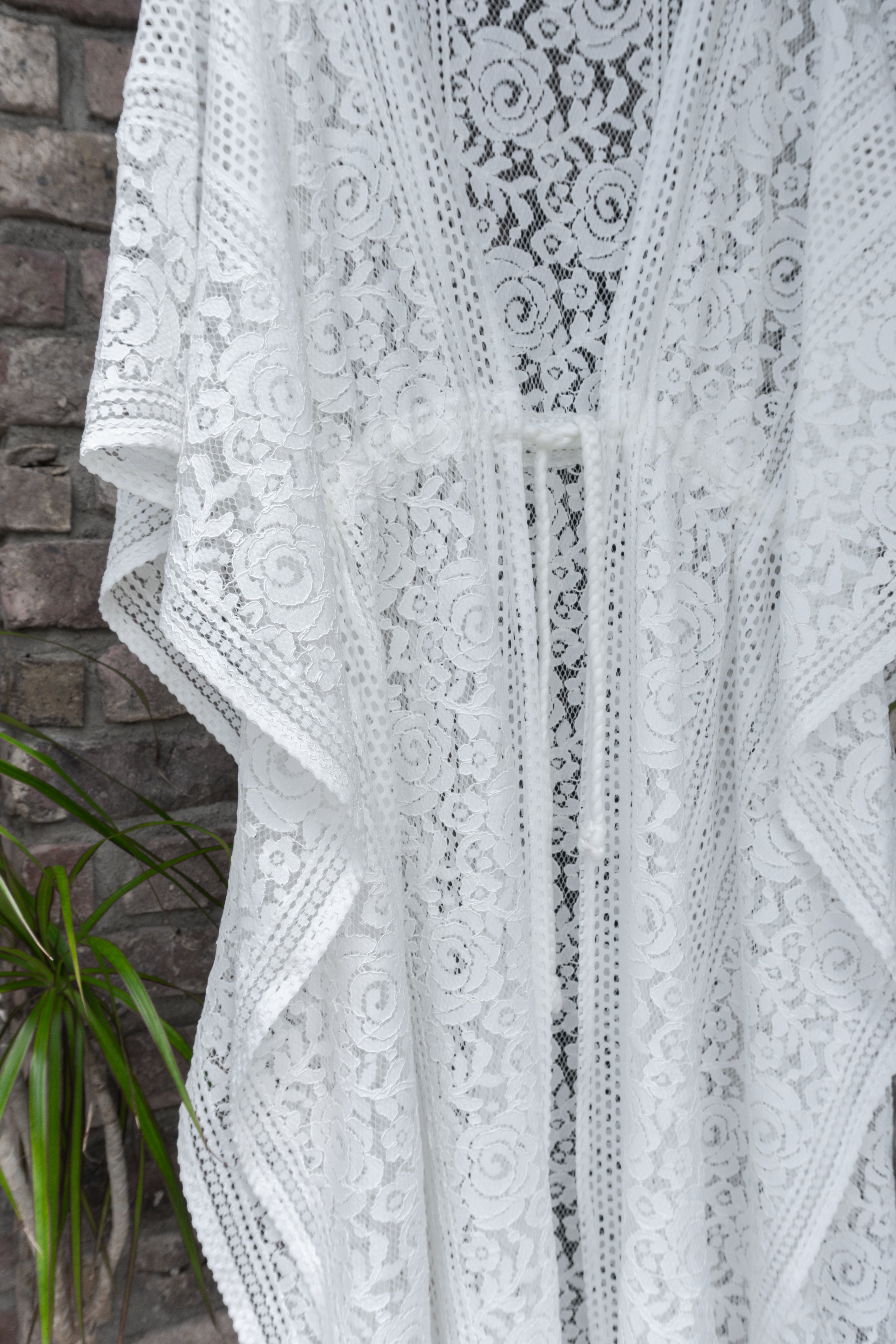 Blüten-Spitze Kimono in warmweiß handgefertigt in Deutschland. Exklusiv und limitiert im Bohemian Stil mit Schlitzen an den Seiten und Taillen Raffung Kordelzug. Romantisches Unikat Design mit Boho Hochzeit Vibes.