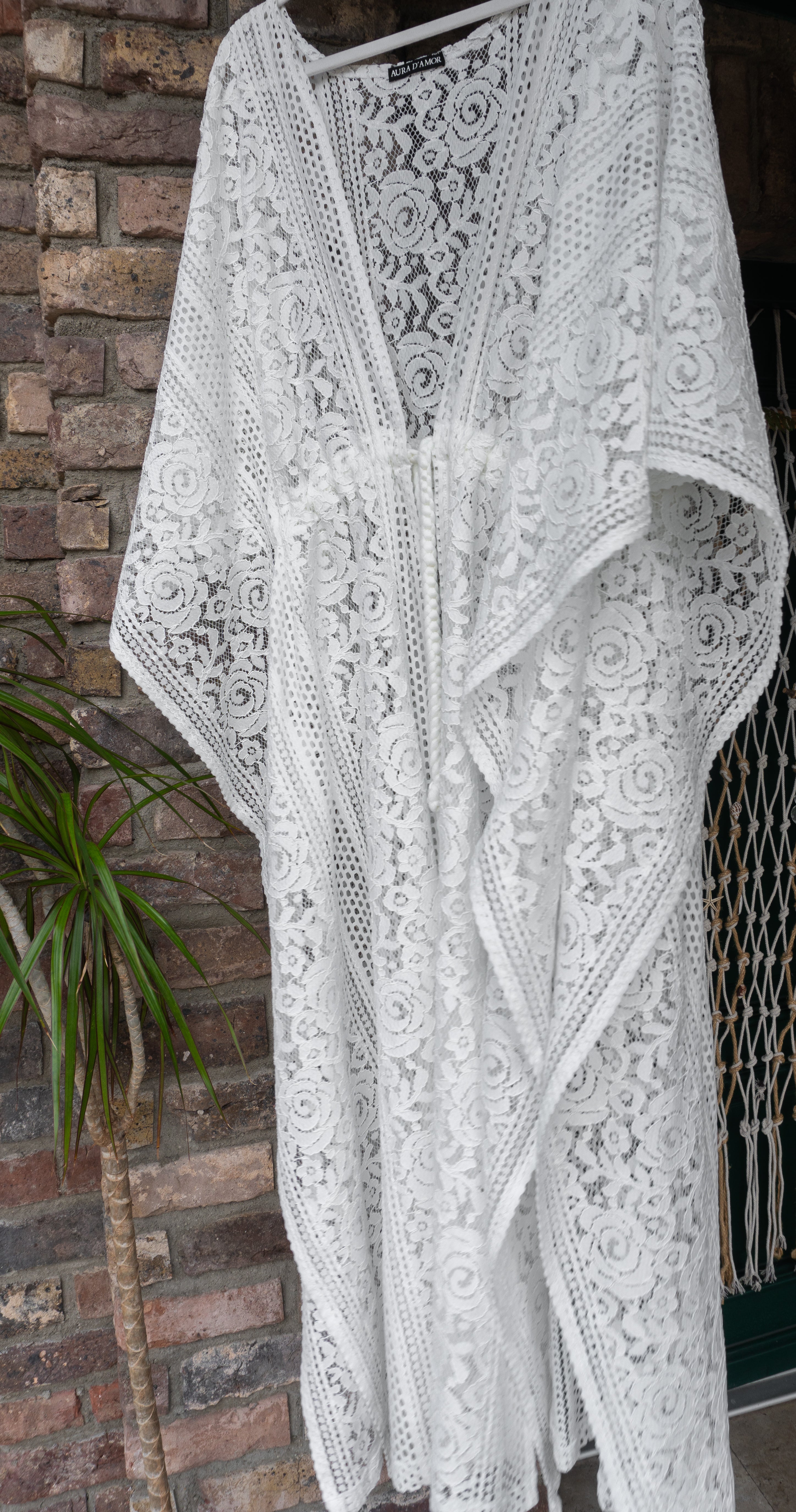Blüten-Spitze Kimono in warmweiß handgefertigt in Deutschland. Exklusiv und limitiert im Bohemian Stil mit Schlitzen an den Seiten und Taillen Raffung Kordelzug. Romantisches Unikat Design mit Boho Hochzeit Vibes.
